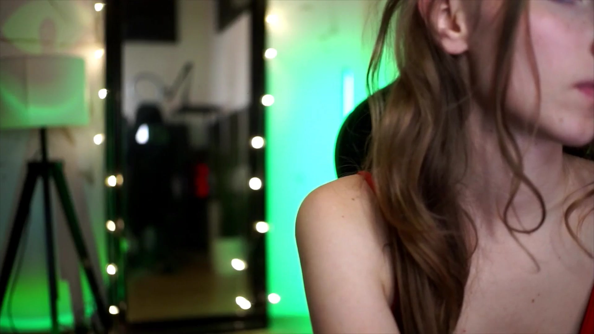 Gallery image thumbnail from Kira9's myfreecams stream on, 11/16/2025, 19:22 image 17 of 20