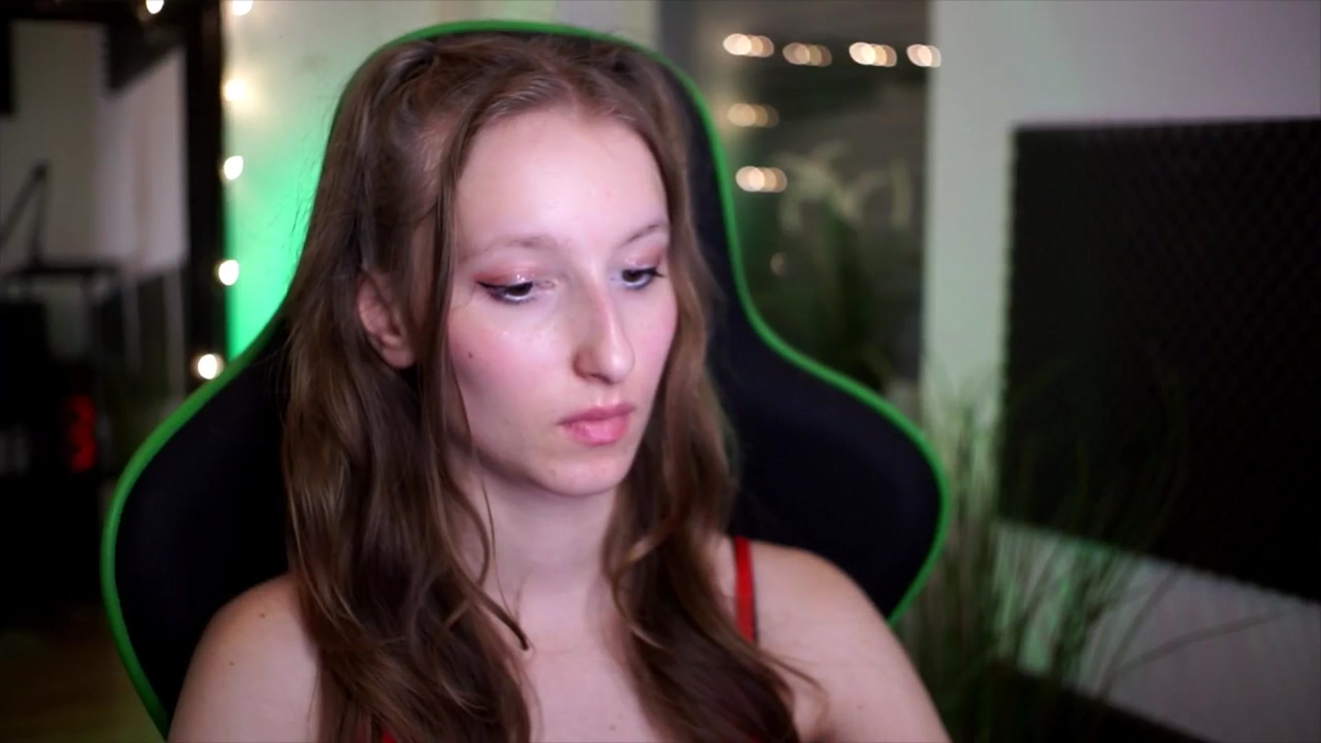 Gallery image thumbnail from Kira9's myfreecams stream on, 11/16/2025, 19:22 image 3 of 20