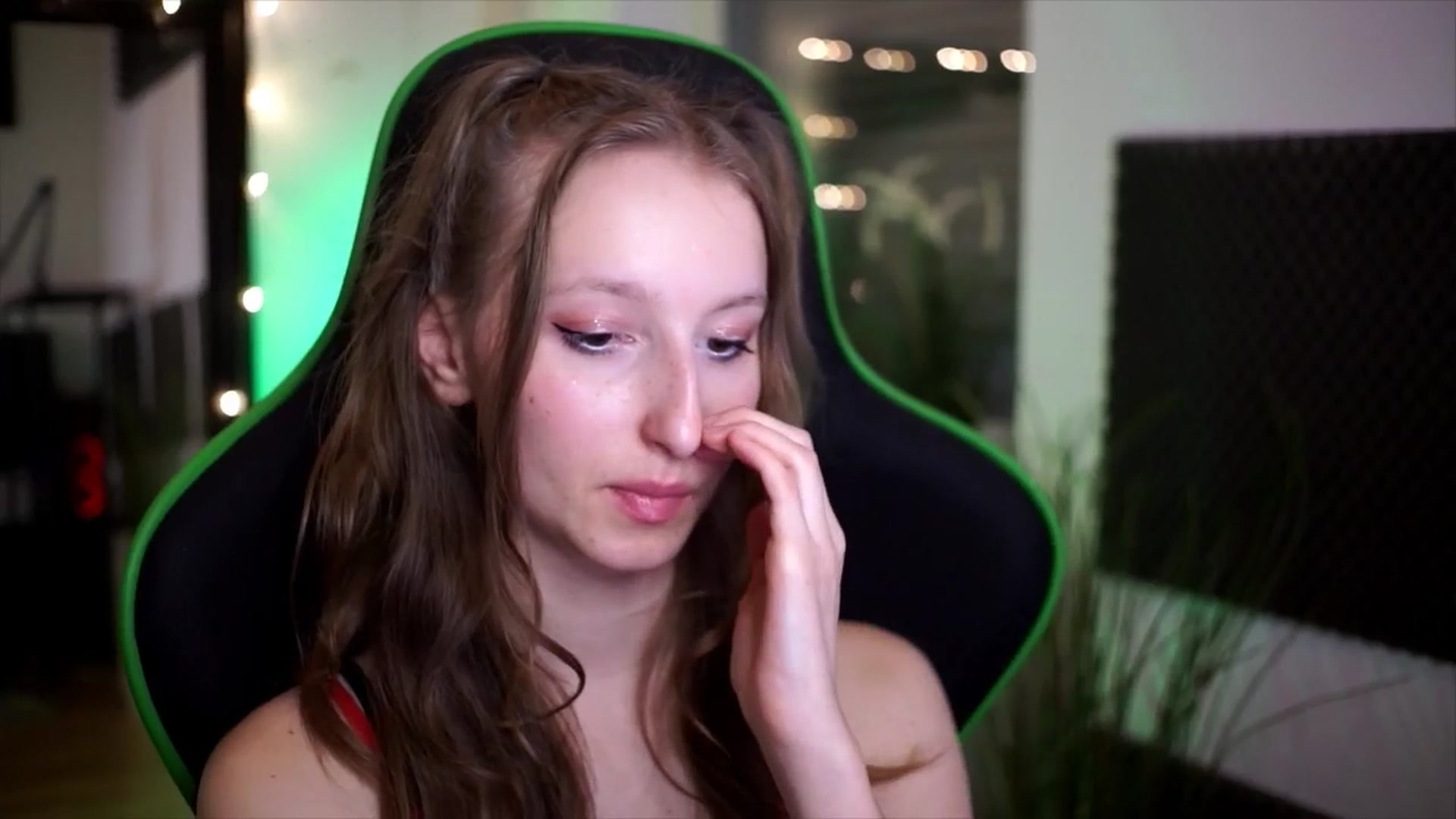 Gallery image thumbnail from Kira9's myfreecams stream on, 11/16/2025, 19:22 image 5 of 20