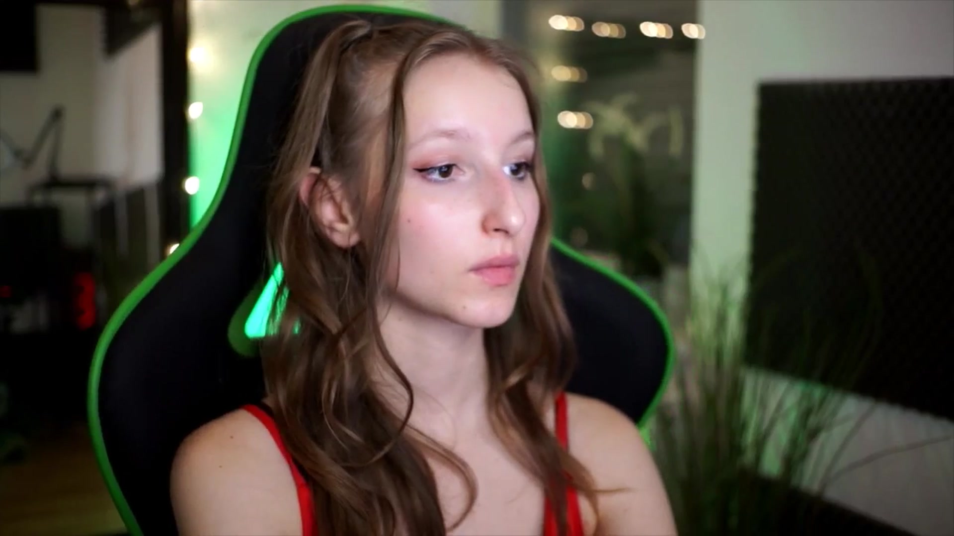 Gallery image thumbnail from Kira9's myfreecams stream on, 11/16/2025, 19:22 image 18 of 20