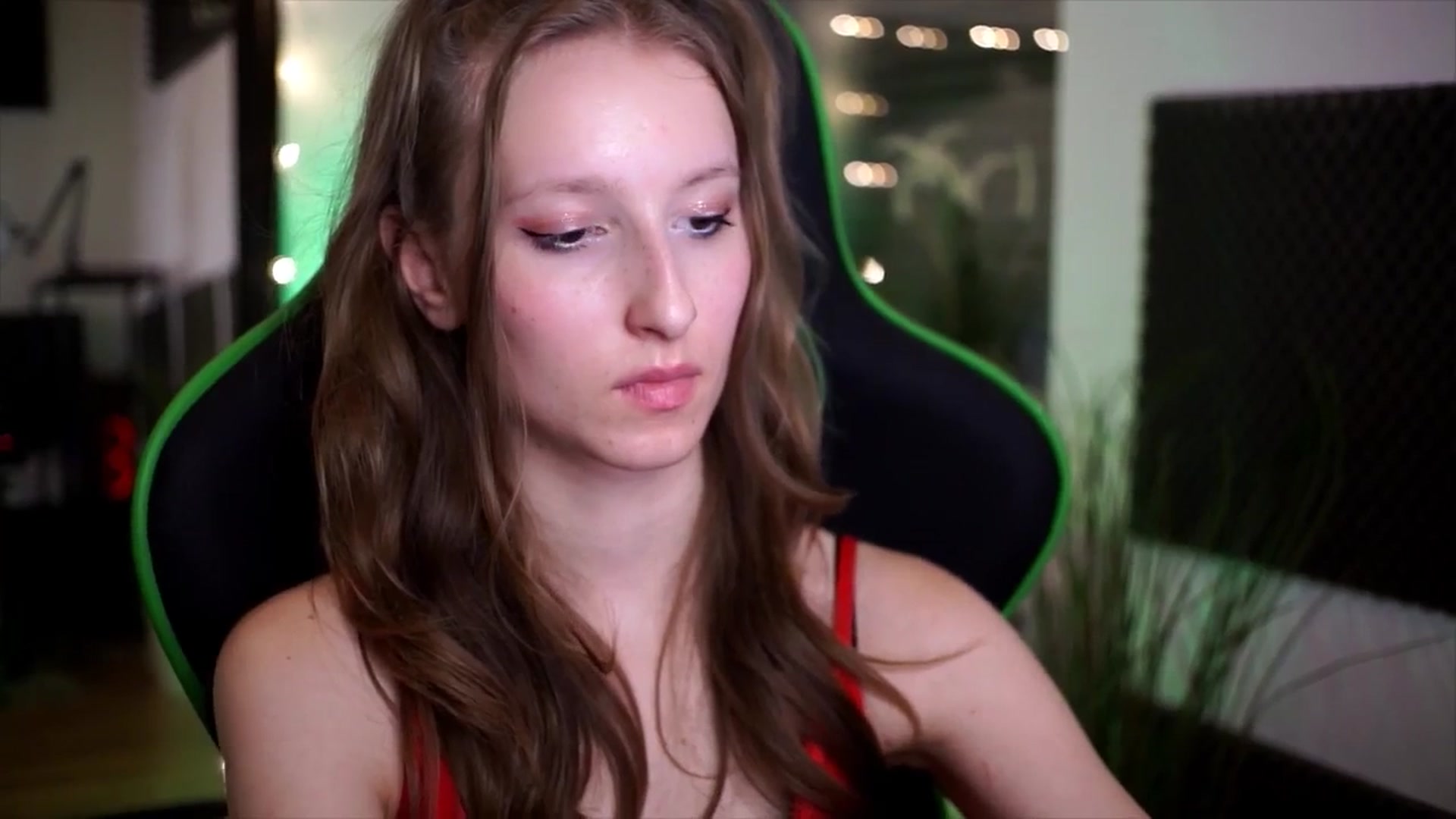 Gallery image thumbnail from Kira9's myfreecams stream on, 11/16/2025, 19:22 image 12 of 20