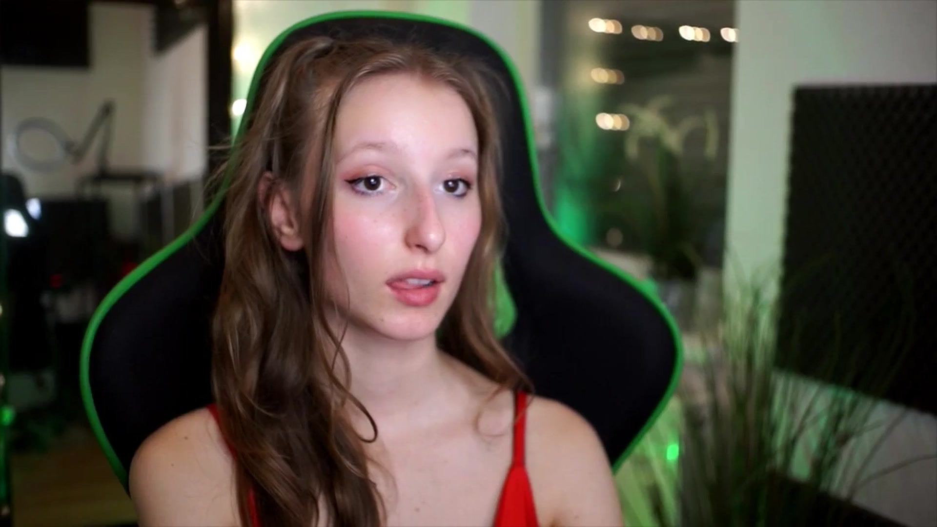 Gallery image thumbnail from Kira9's myfreecams stream on, 11/16/2025, 19:22 image 16 of 20