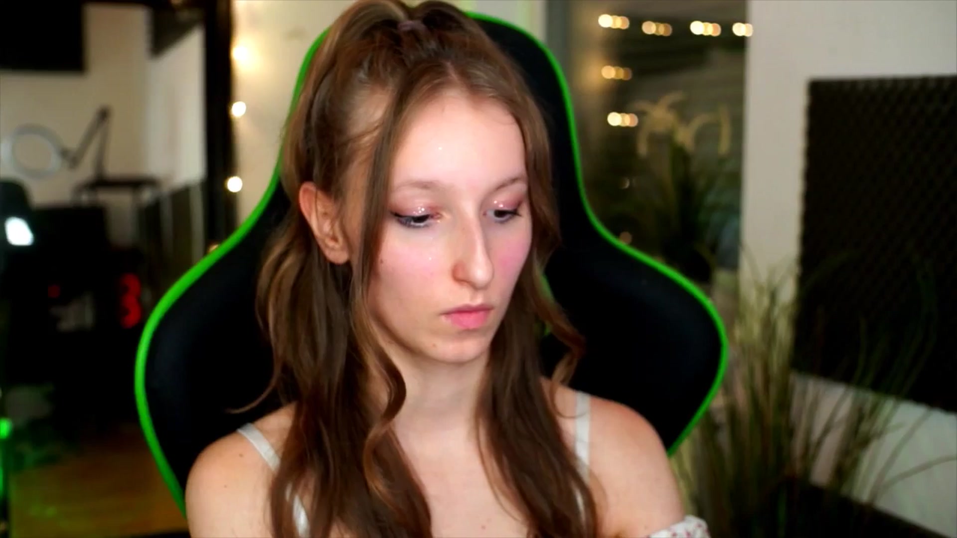 Gallery image thumbnail from Kira9's myfreecams stream on, 11/17/2025, 20:28 image 16 of 20