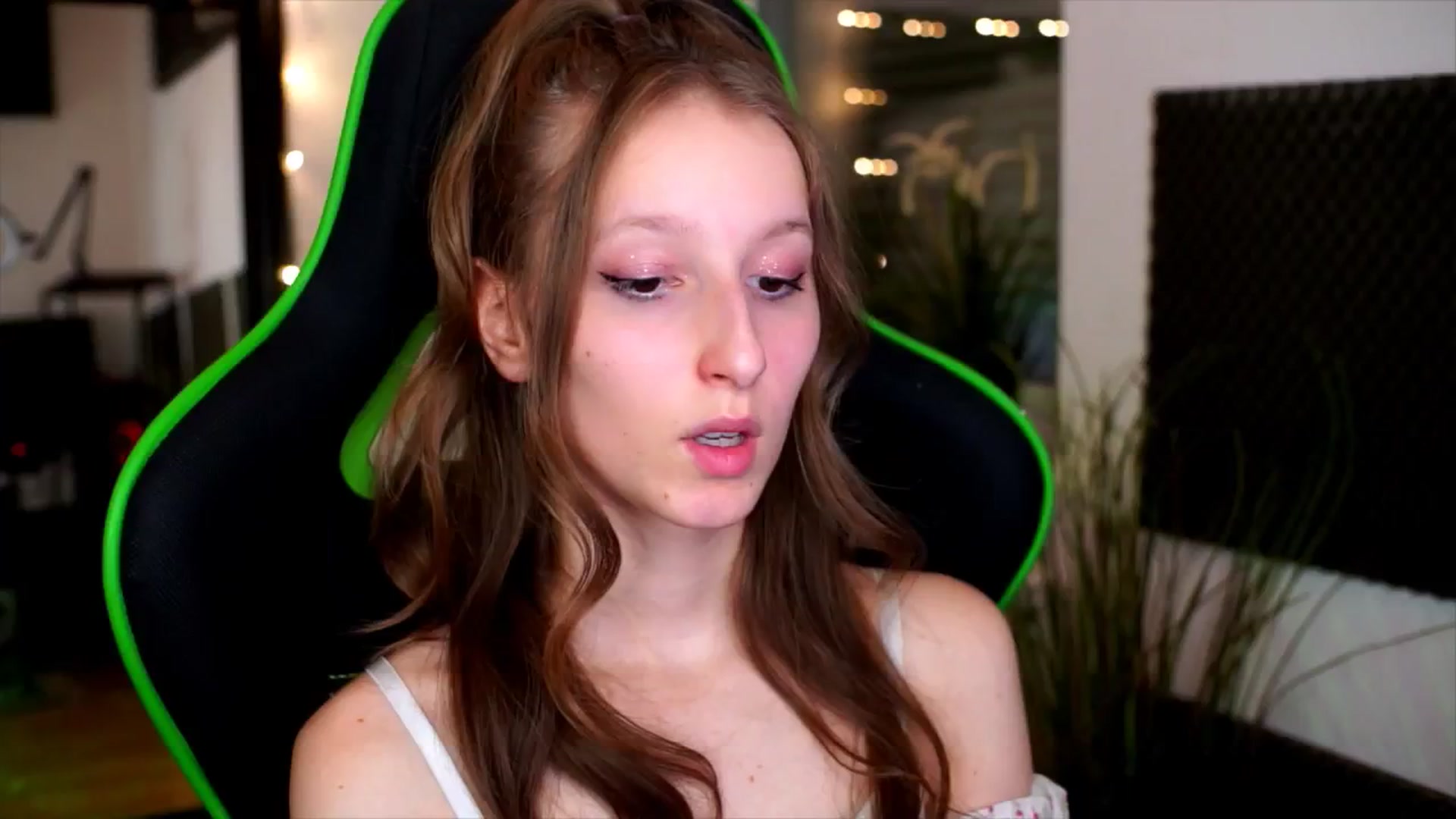 Gallery image thumbnail from Kira9's myfreecams stream on, 11/17/2025, 20:28 image 8 of 20