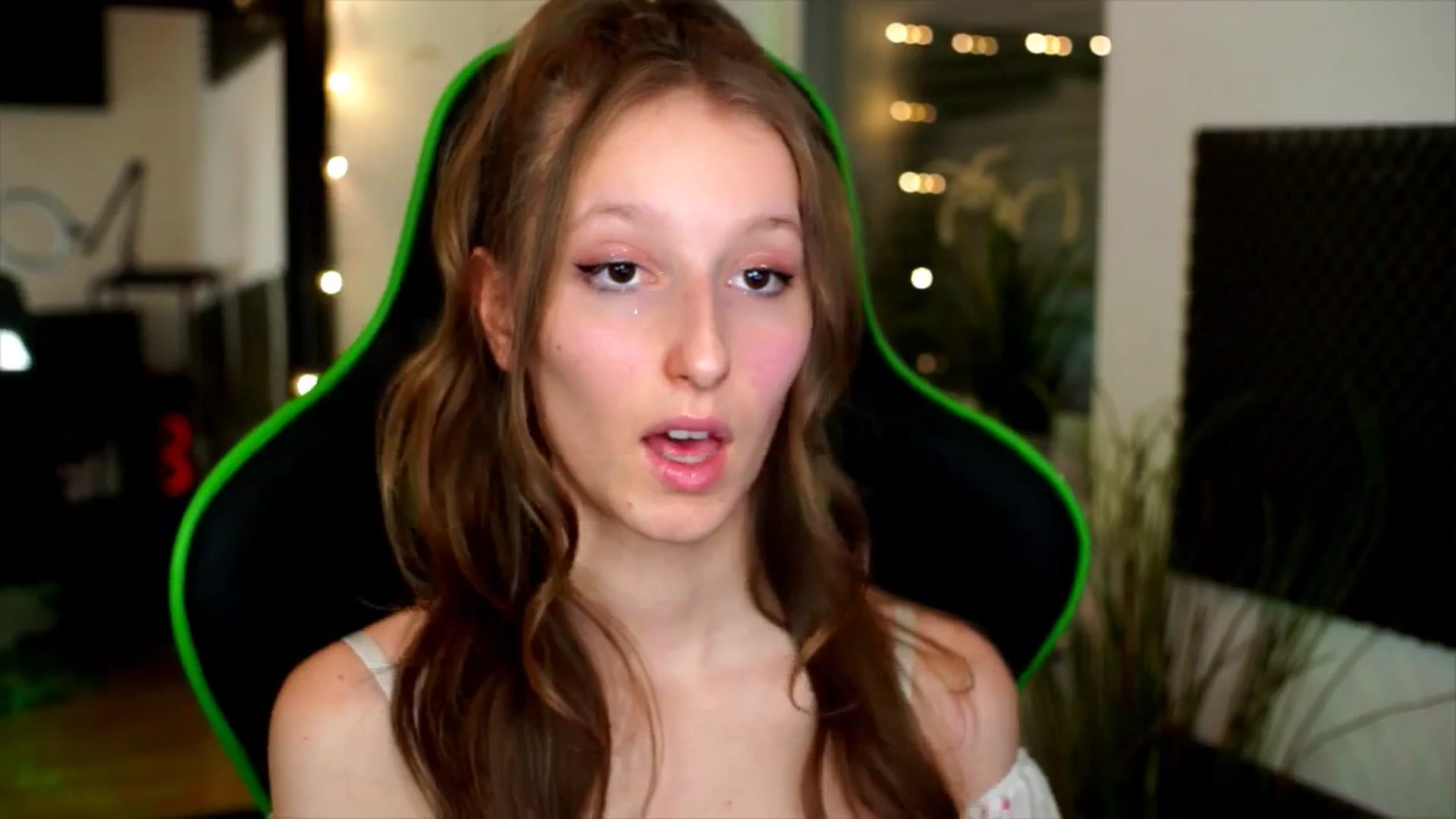 Gallery image thumbnail from Kira9's myfreecams stream on, 11/17/2025, 20:28 image 19 of 20