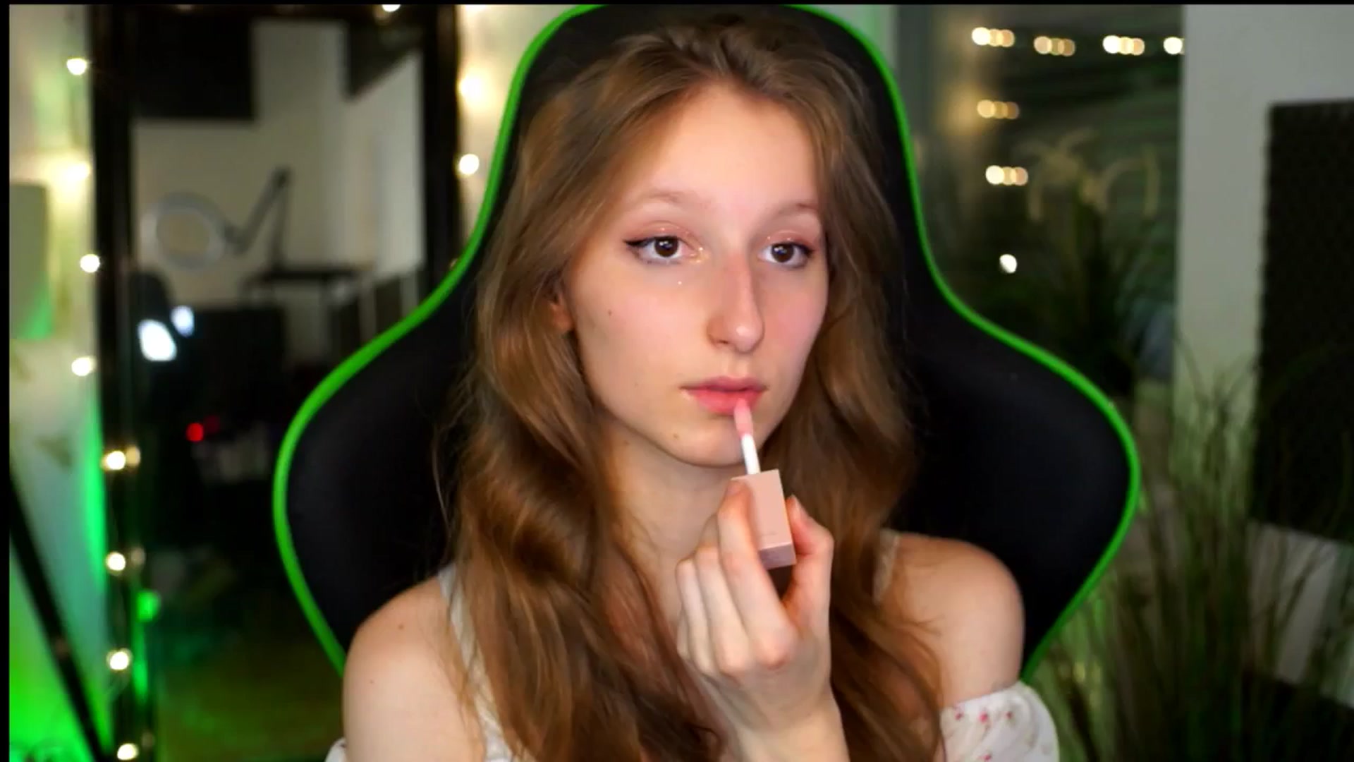 Gallery image thumbnail from Kira9's myfreecams stream on, 11/17/2025, 21:41 image 1 of 20