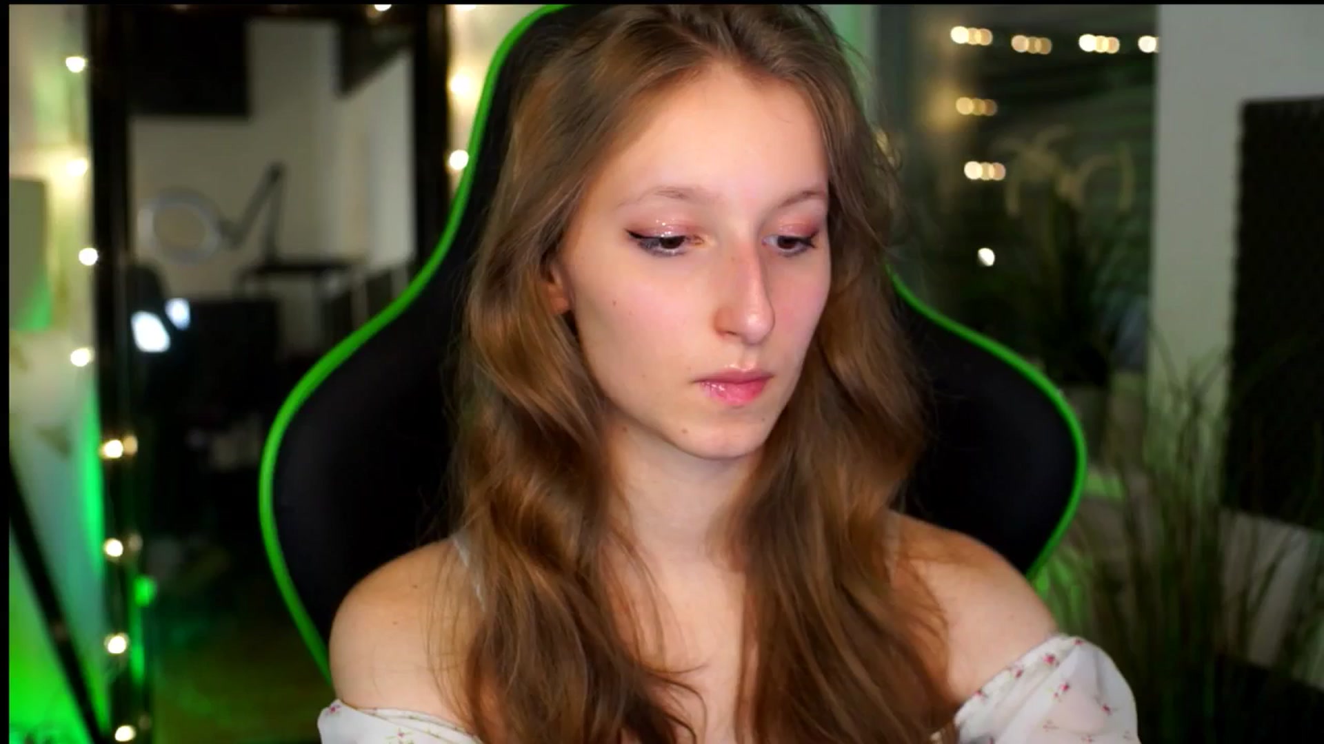 Gallery image thumbnail from Kira9's myfreecams stream on, 11/17/2025, 21:41 image 2 of 20