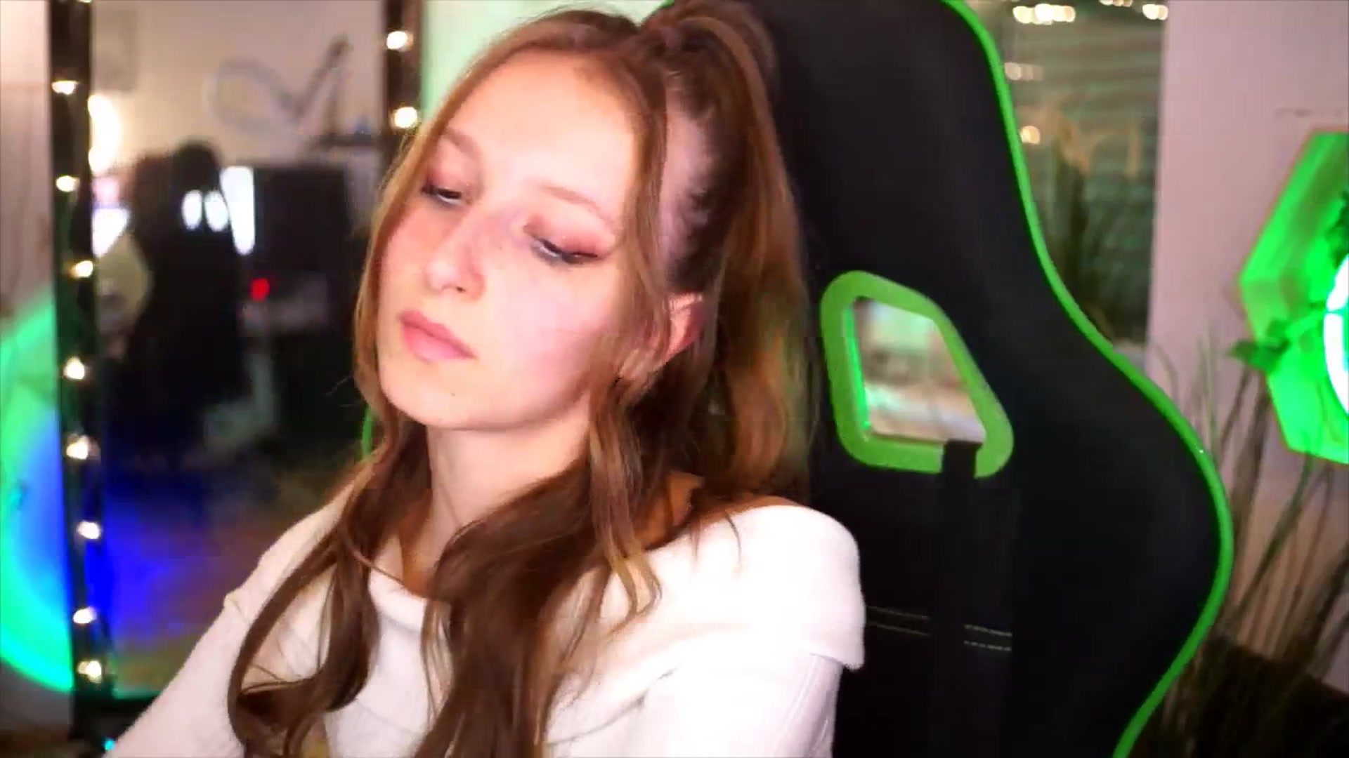 Gallery image thumbnail from Kira9's myfreecams stream on, 11/20/2025, 21:49 image 8 of 20