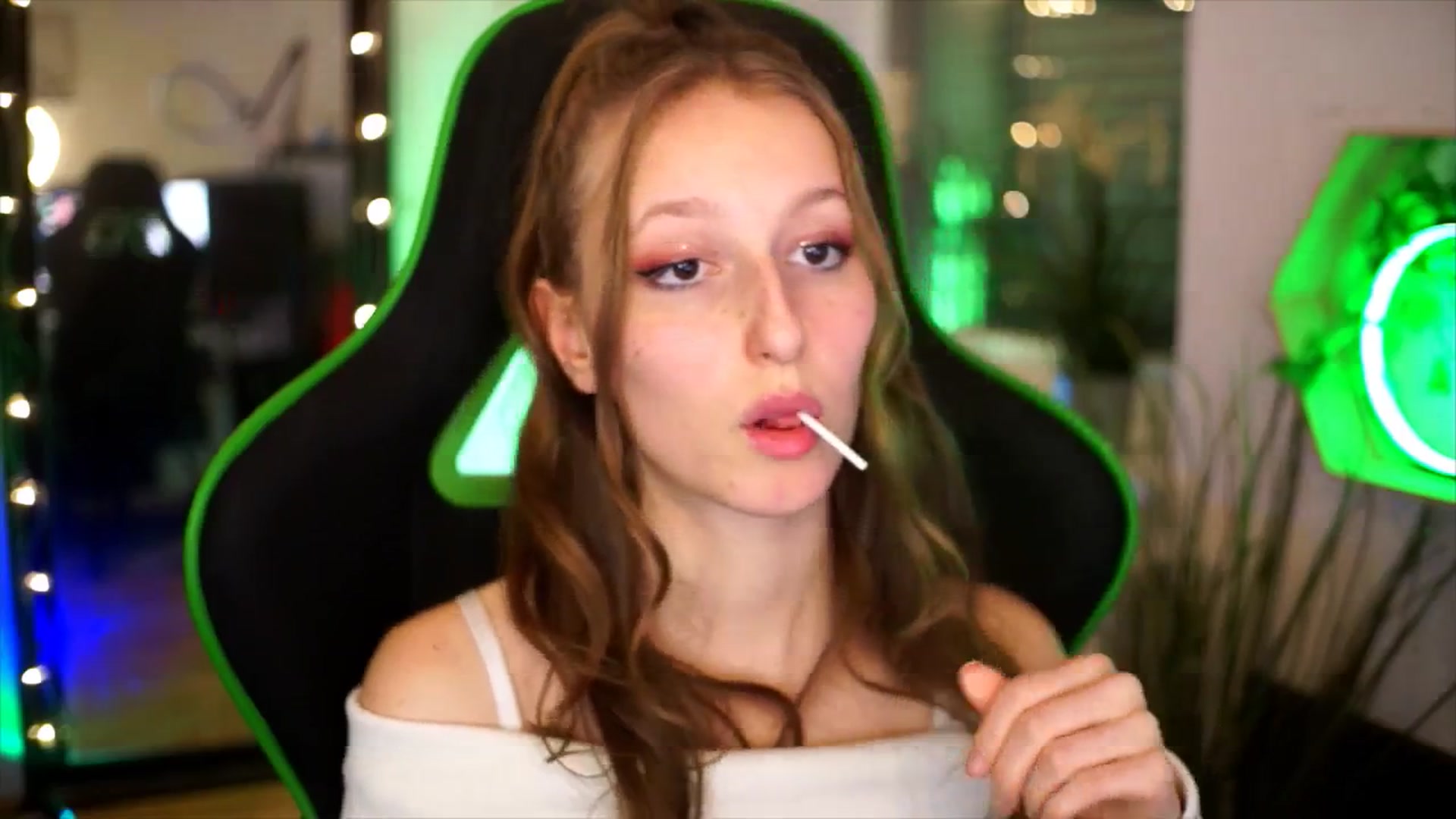 Gallery image thumbnail from Kira9's myfreecams stream on, 11/20/2025, 21:49 image 6 of 20