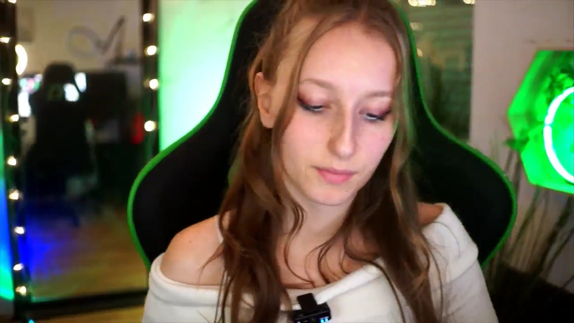Gallery image thumbnail from Kira9's myfreecams stream on, 11/20/2025, 21:49 image 15 of 20