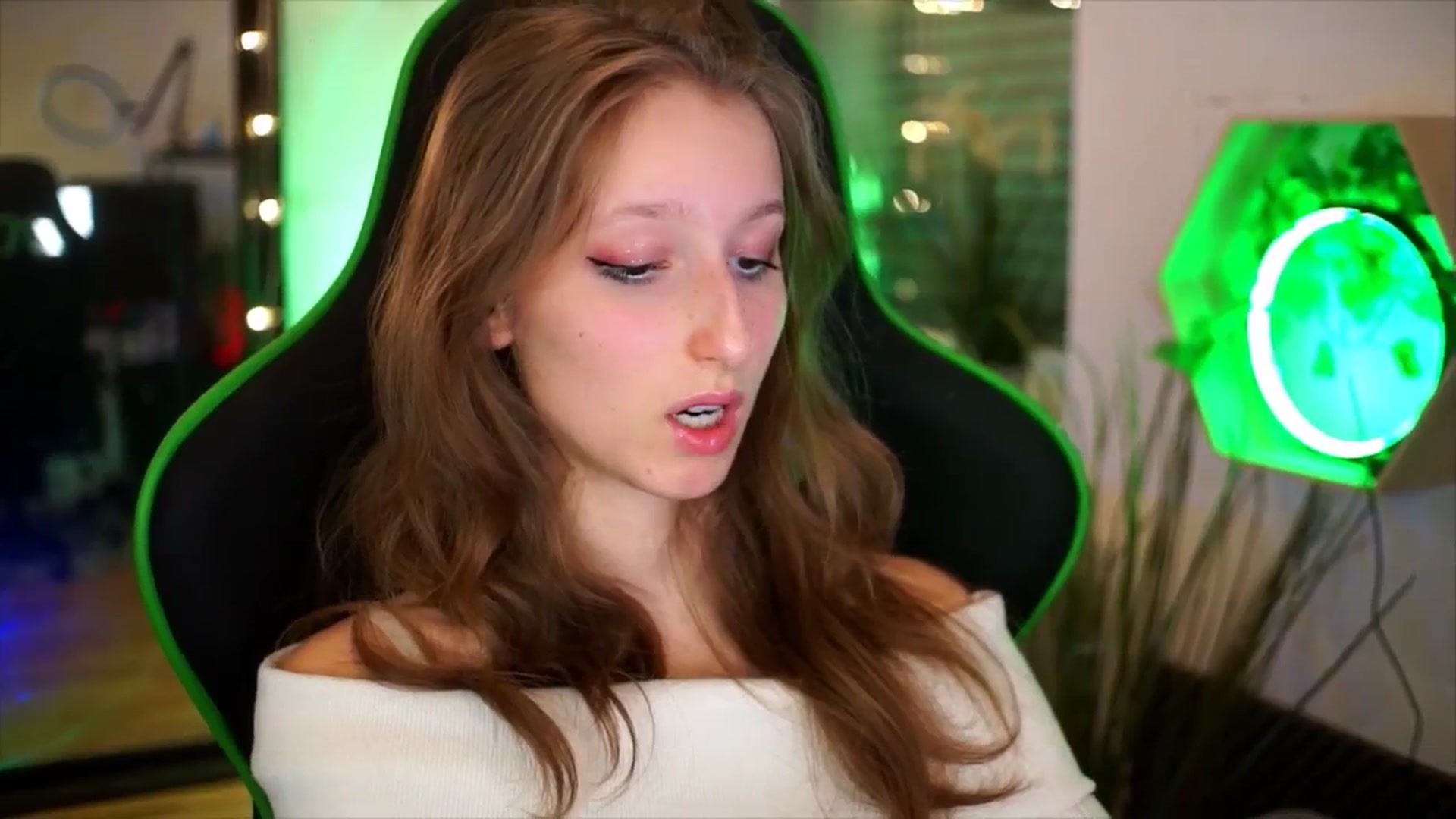 Gallery image thumbnail from Kira9's myfreecams stream on, 11/20/2025, 21:49 image 18 of 20