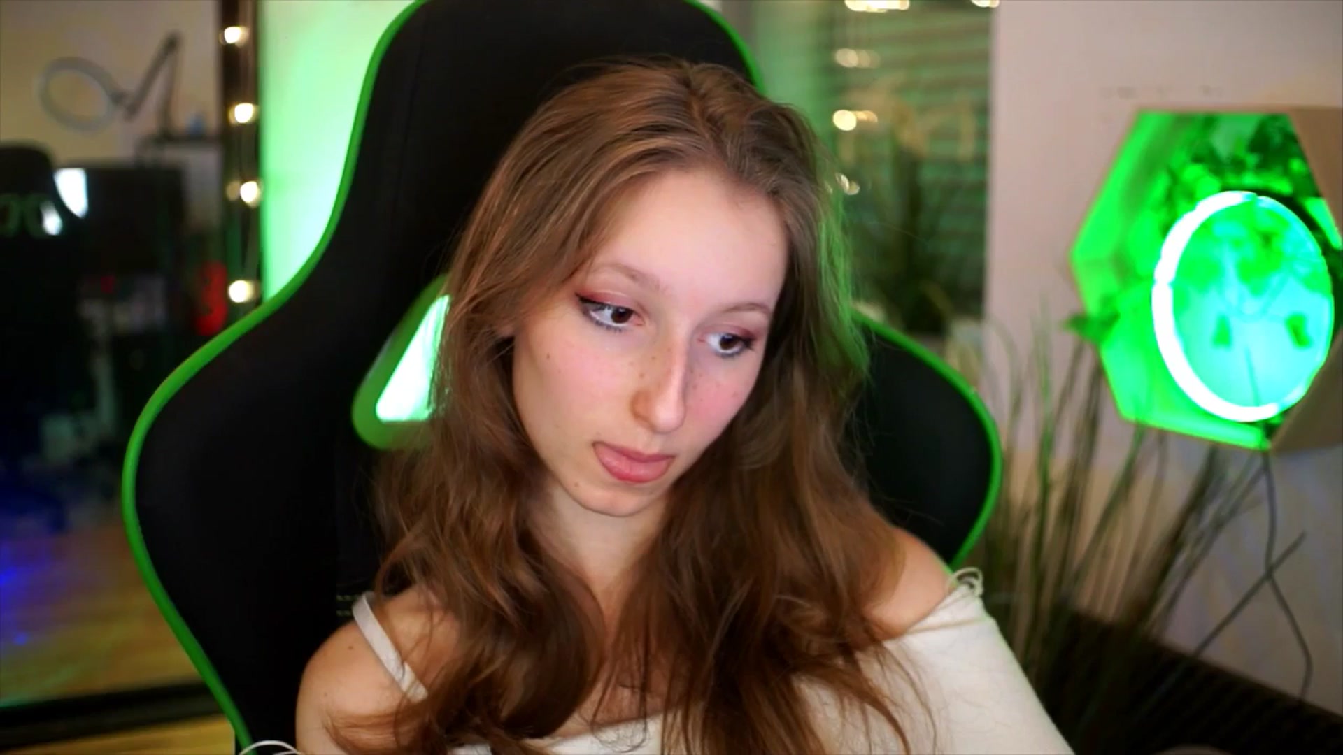 Gallery image thumbnail from Kira9's myfreecams stream on, 11/20/2025, 21:49 image 19 of 20