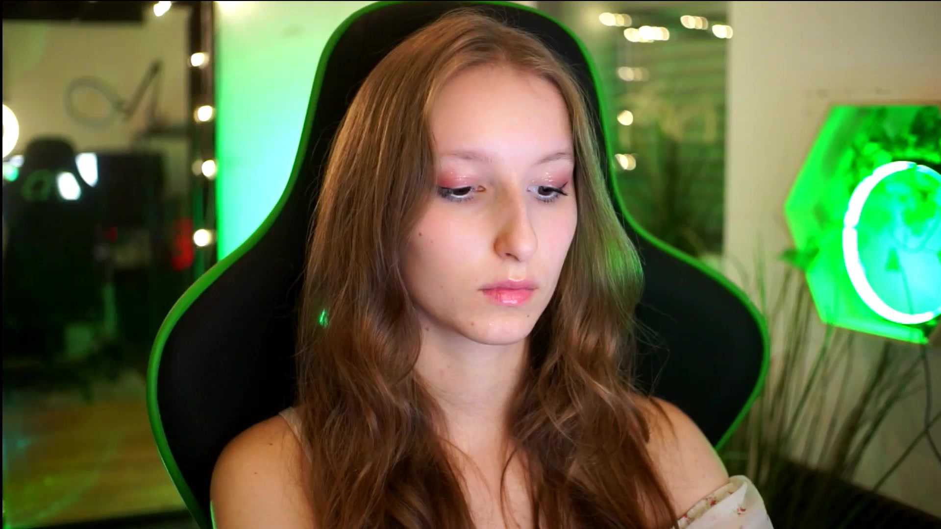 Gallery image thumbnail from Kira9's myfreecams stream on, 11/22/2025, 20:47 image 19 of 20