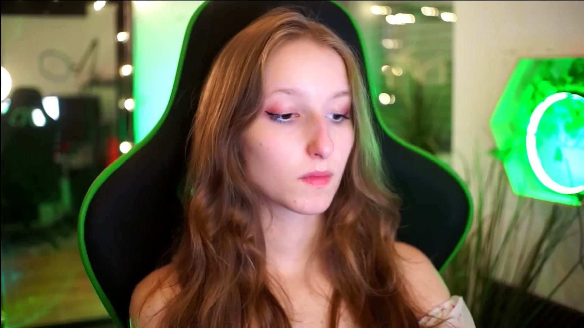 Gallery image thumbnail from Kira9's myfreecams stream on, 11/22/2025, 20:47 image 6 of 20