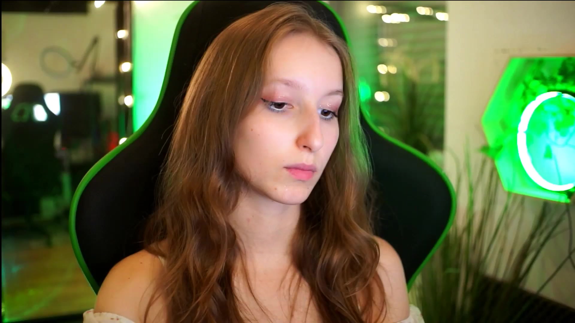 Gallery image thumbnail from Kira9's myfreecams stream on, 11/22/2025, 20:47 image 16 of 20