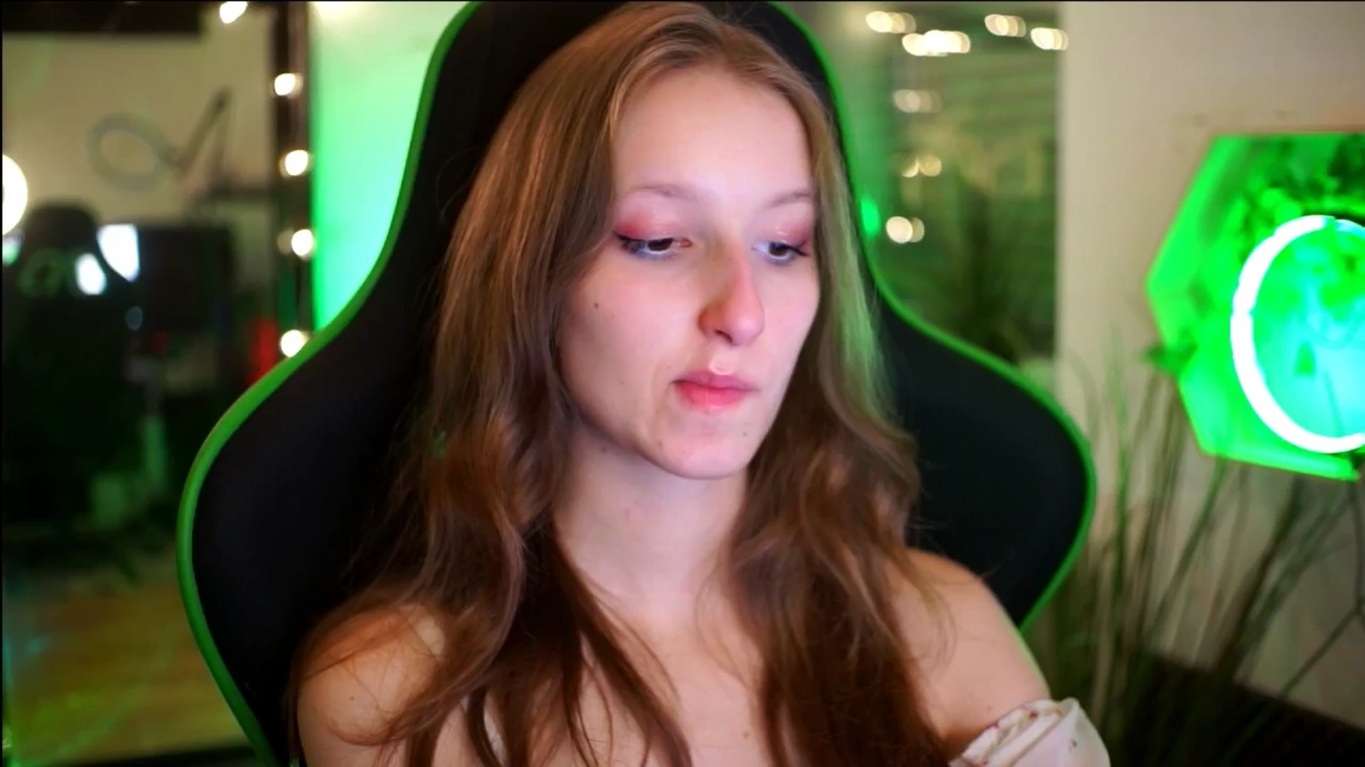 Gallery image thumbnail from Kira9's myfreecams stream on, 11/22/2025, 20:47 image 7 of 20