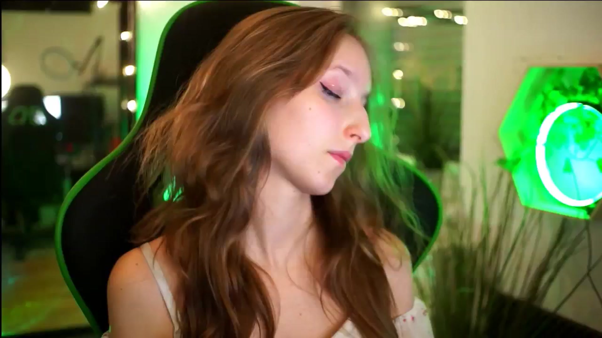 Gallery image thumbnail from Kira9's myfreecams stream on, 11/22/2025, 21:51 image 7 of 20