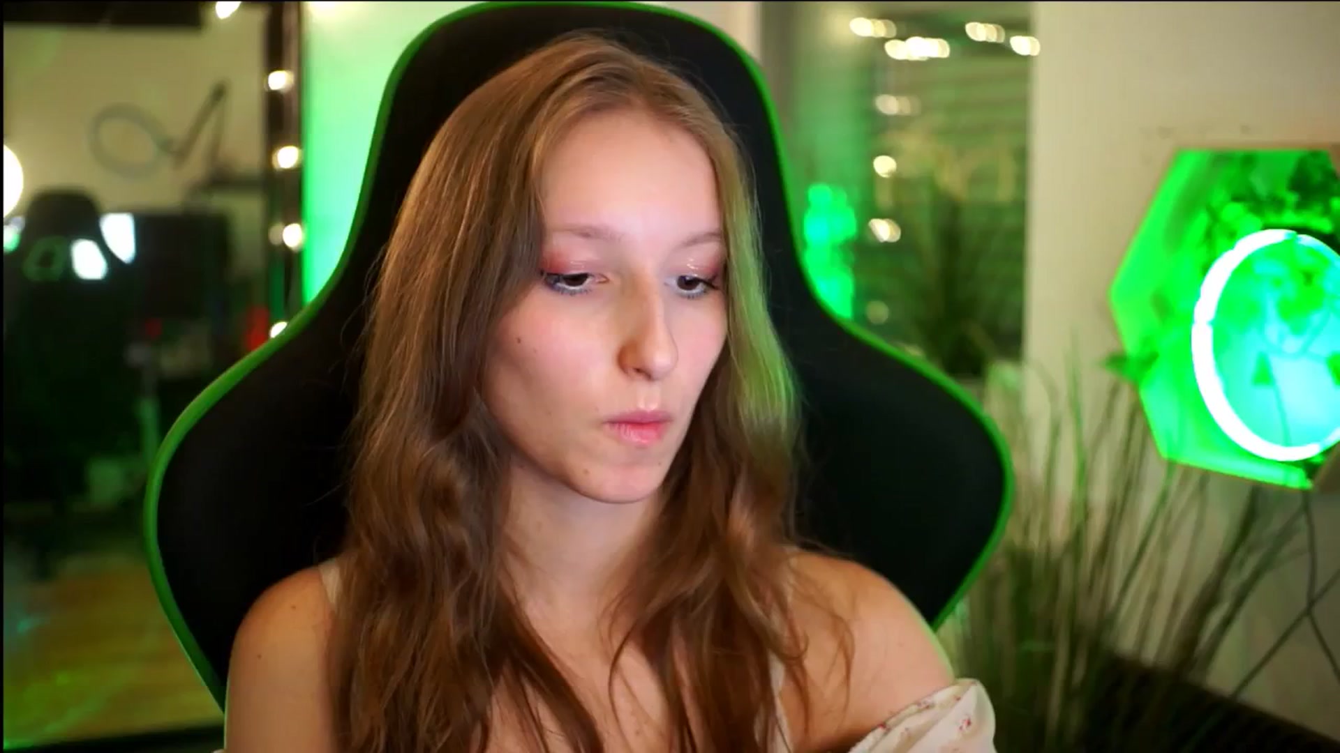 Gallery image thumbnail from Kira9's myfreecams stream on, 11/22/2025, 21:51 image 3 of 20