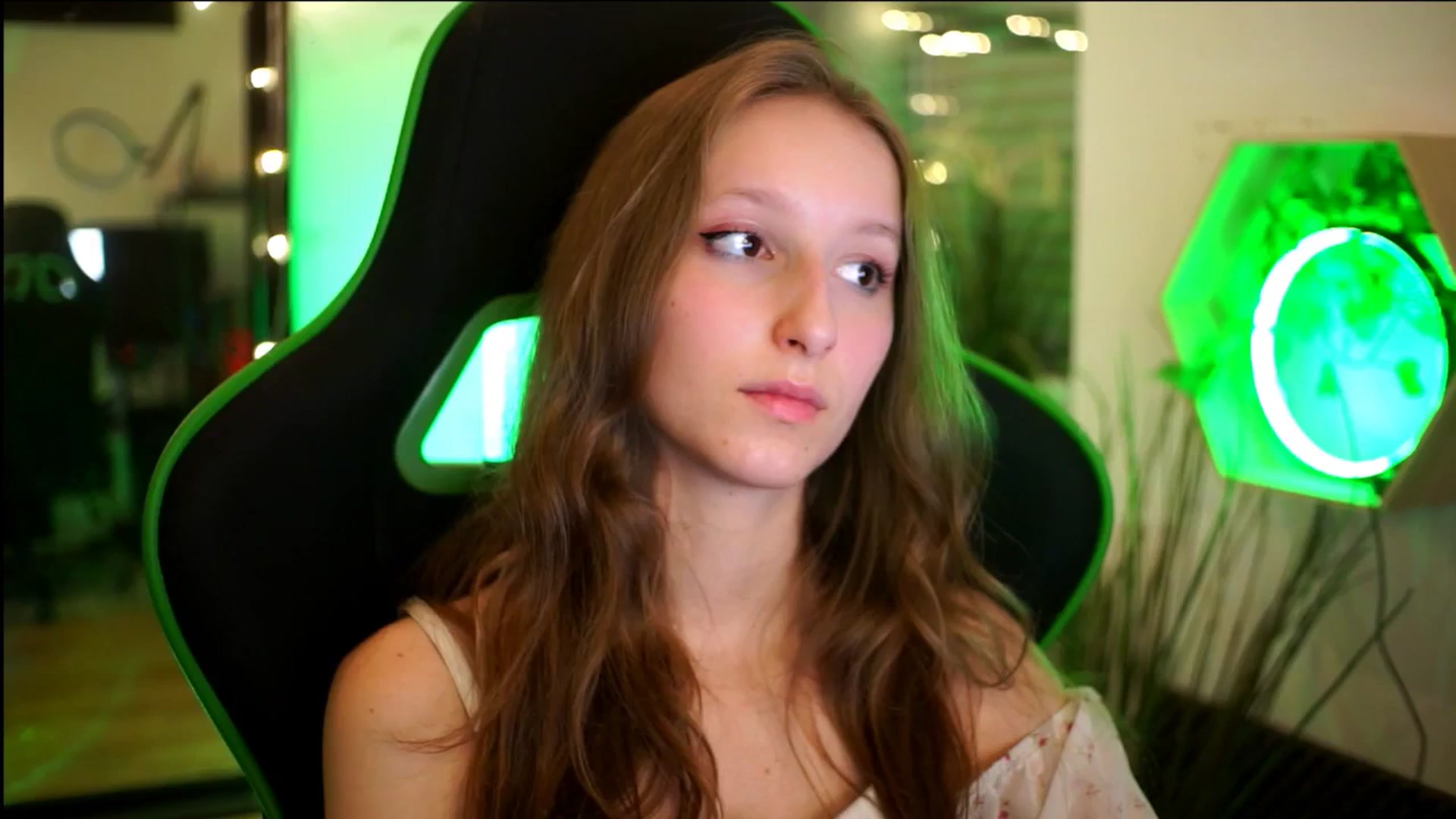 Gallery image thumbnail from Kira9's myfreecams stream on, 11/22/2025, 21:51 image 15 of 20