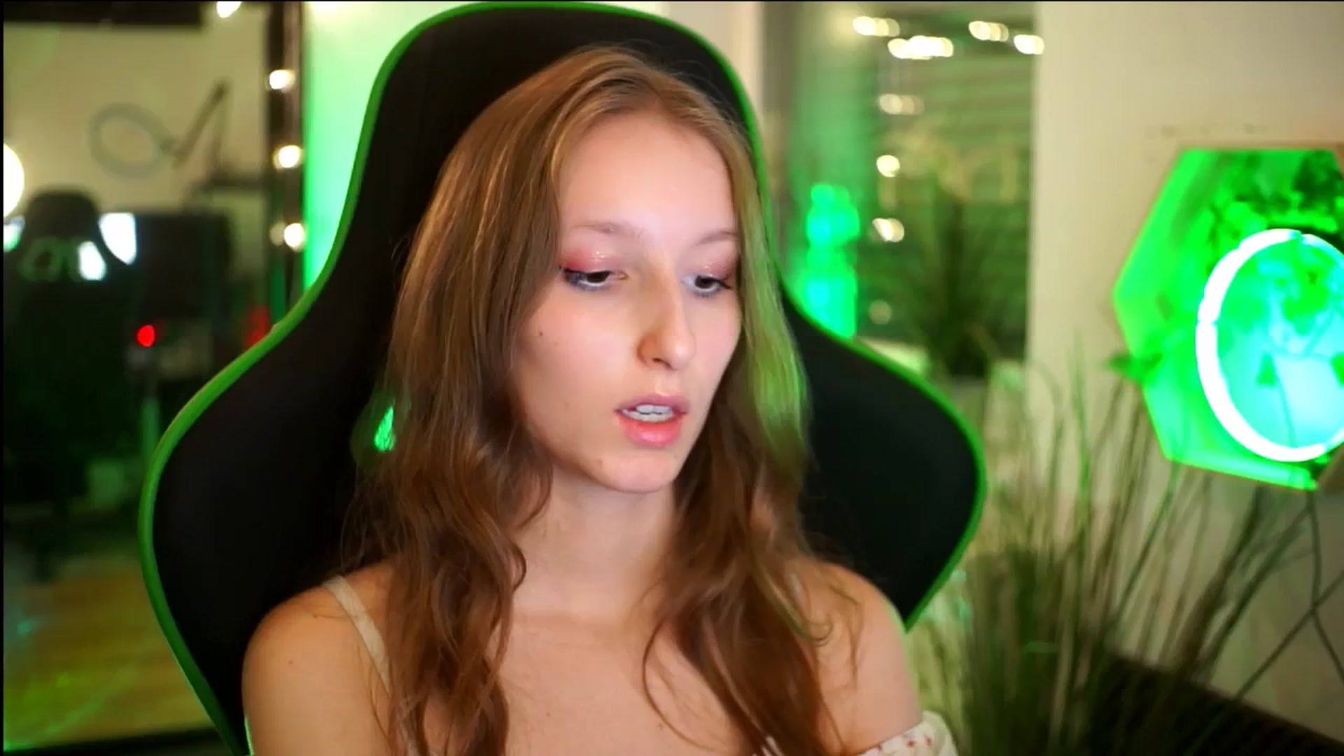 Gallery image thumbnail from Kira9's myfreecams stream on, 11/22/2025, 21:51 image 1 of 20