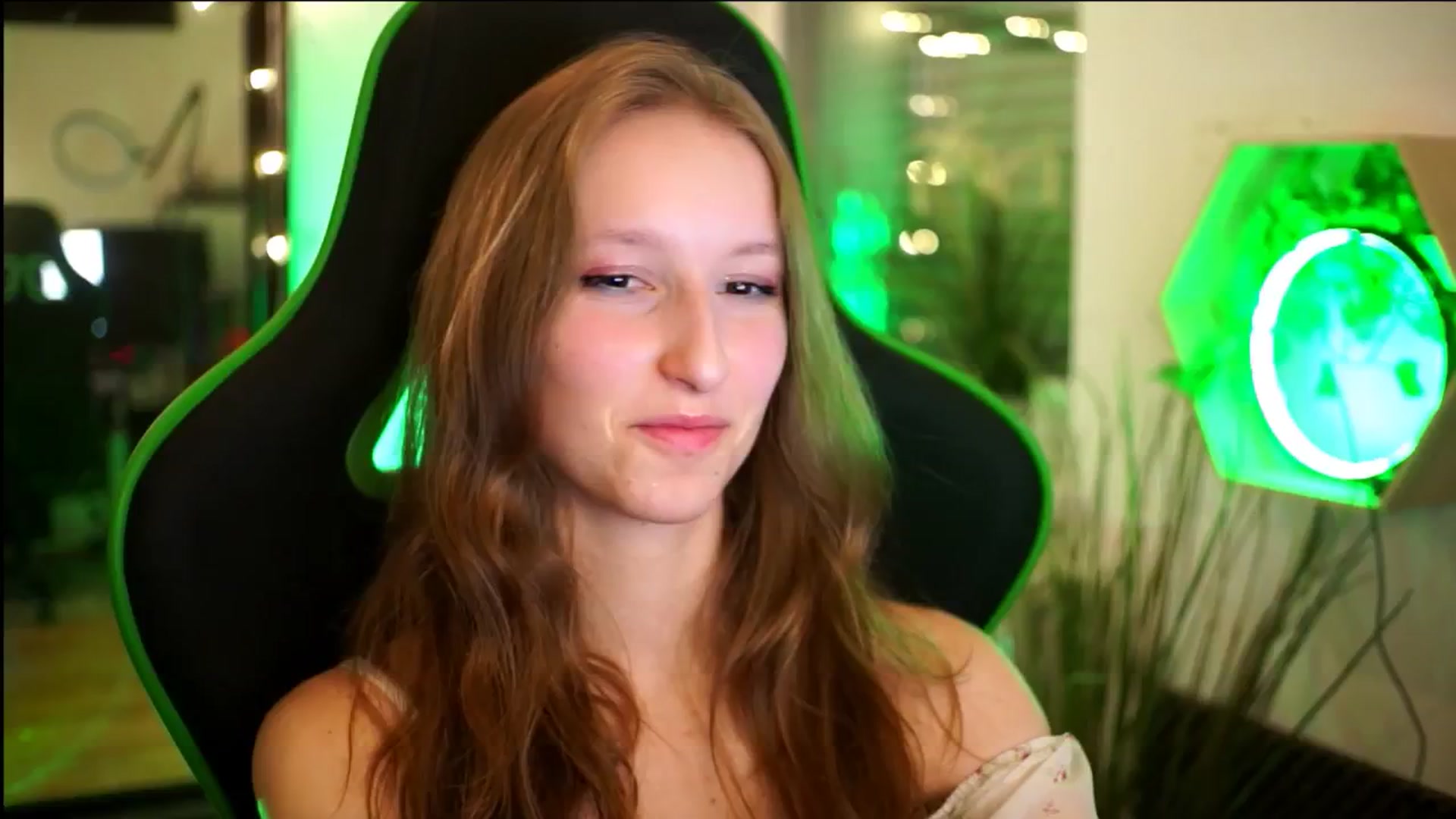 Gallery image thumbnail from Kira9's myfreecams stream on, 11/22/2025, 21:51 image 12 of 20