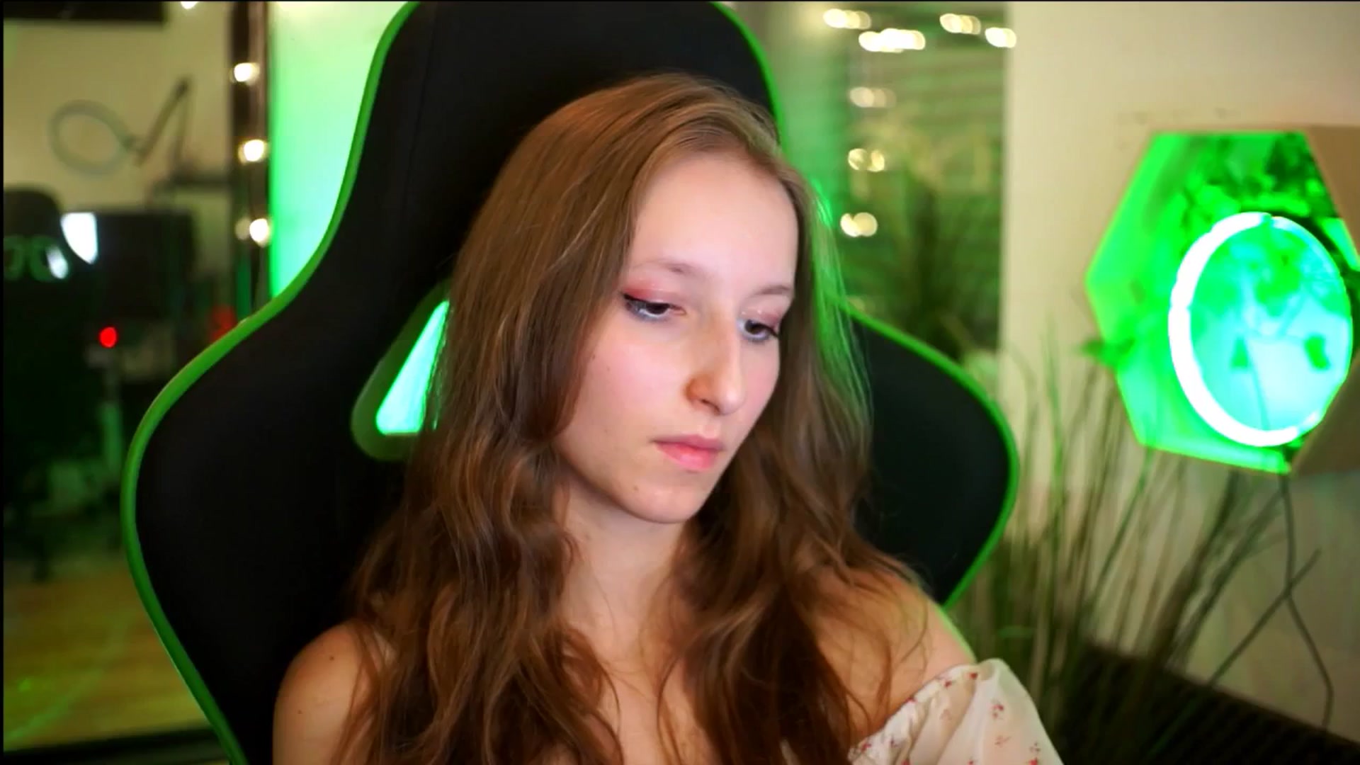 Gallery image thumbnail from Kira9's myfreecams stream on, 11/22/2025, 21:51 image 14 of 20
