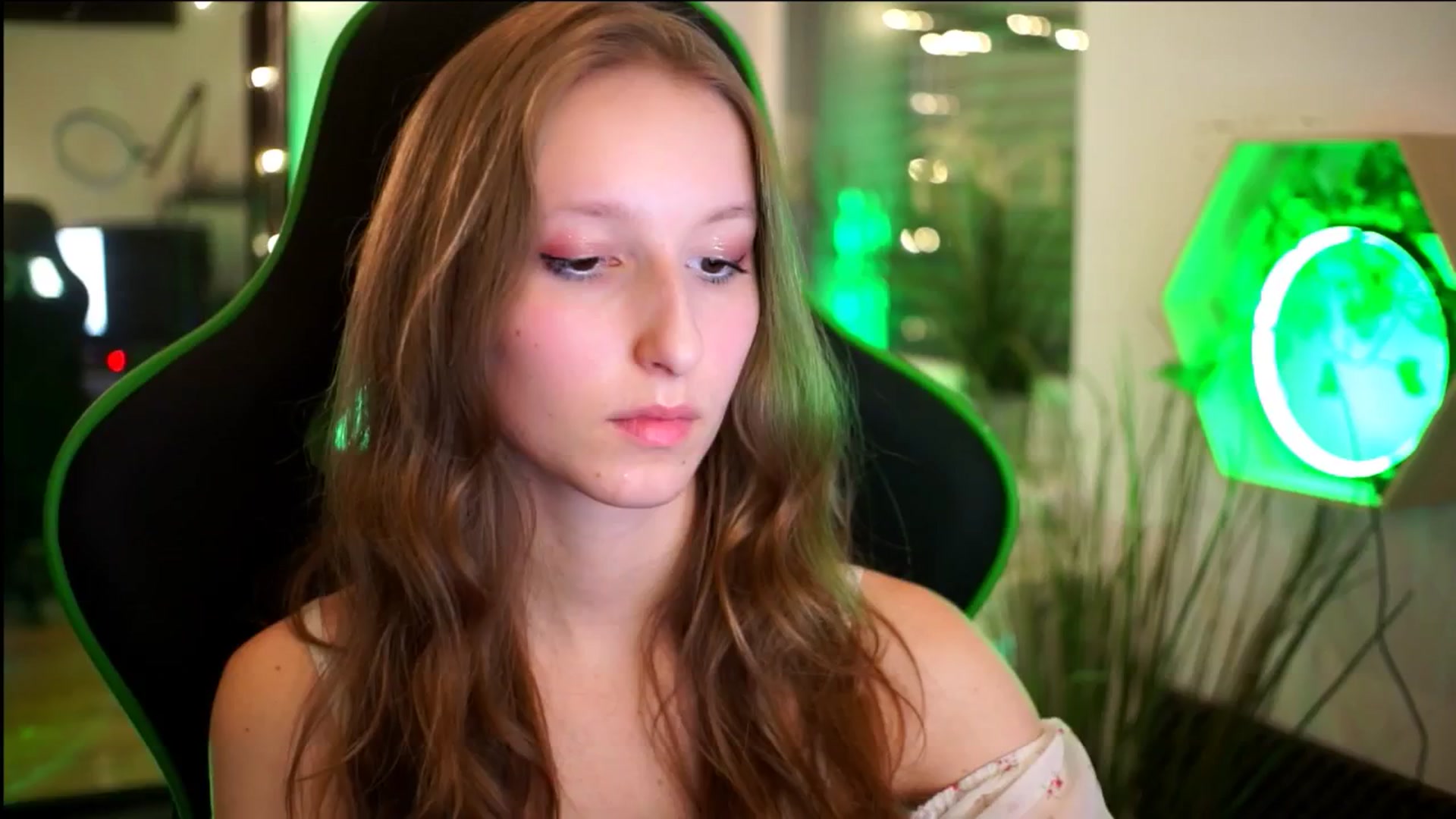 Gallery image thumbnail from Kira9's myfreecams stream on, 11/22/2025, 21:51 image 18 of 20