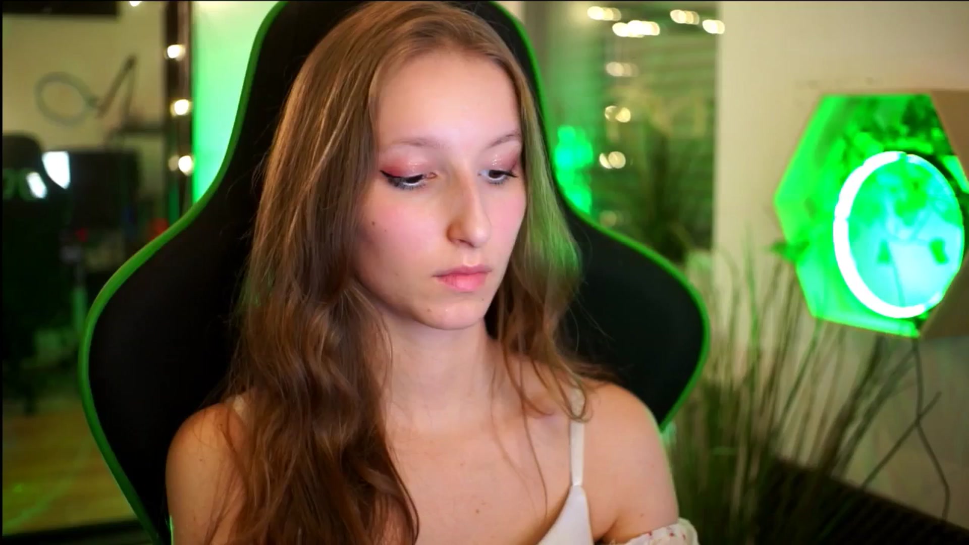 Gallery image thumbnail from Kira9's myfreecams stream on, 11/22/2025, 21:51 image 17 of 20