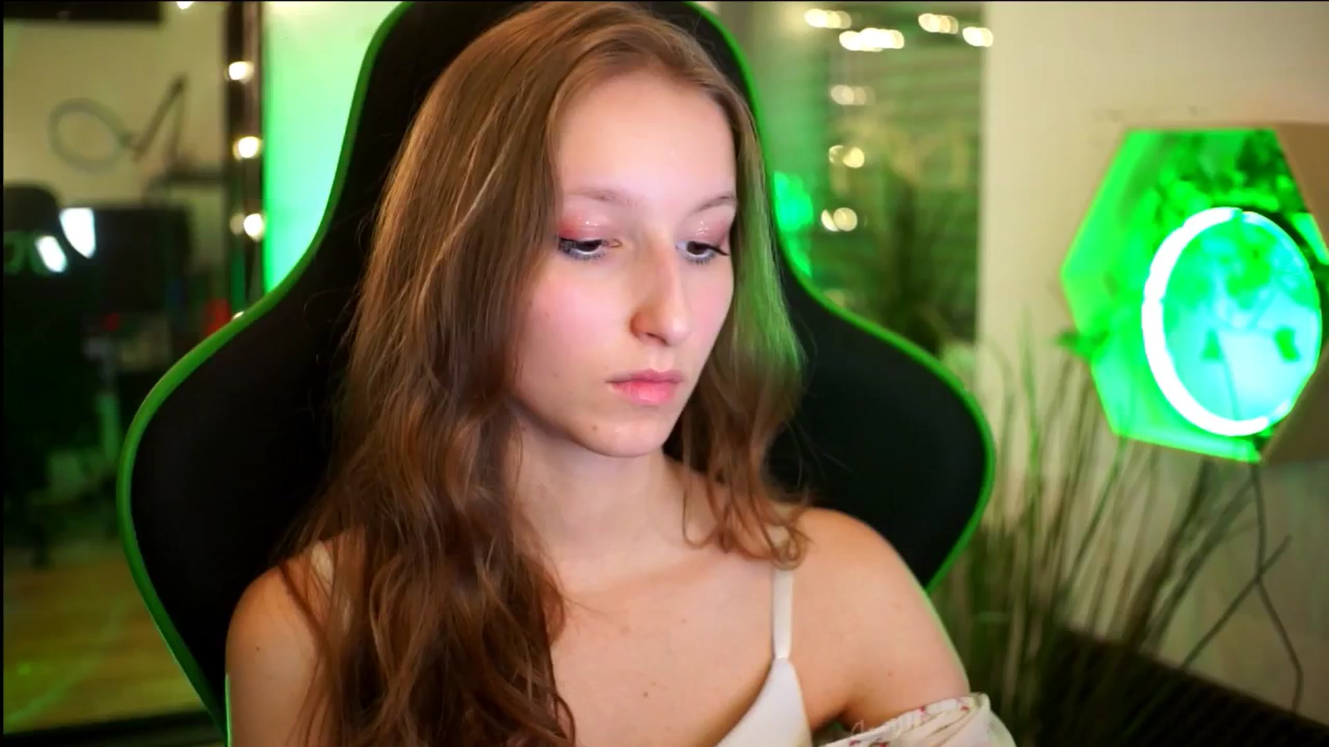 Gallery image thumbnail from Kira9's myfreecams stream on, 11/22/2025, 21:51 image 16 of 20