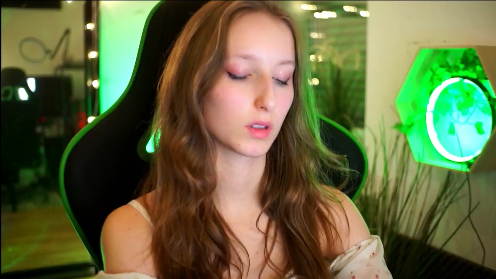 Gallery image thumbnail from Kira9's myfreecams stream on, 11/22/2025, 21:51 image 20 of 20
