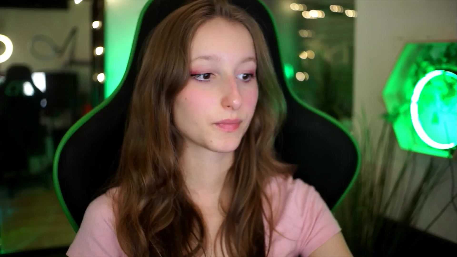 Gallery image thumbnail from Kira9's myfreecams stream on, 11/23/2025, 18:33 image 13 of 20