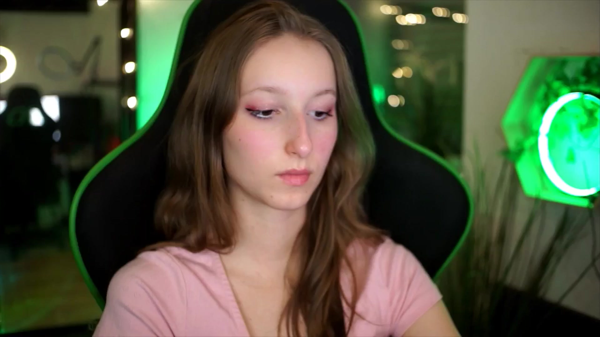 Gallery image thumbnail from Kira9's myfreecams stream on, 11/23/2025, 18:33 image 15 of 20