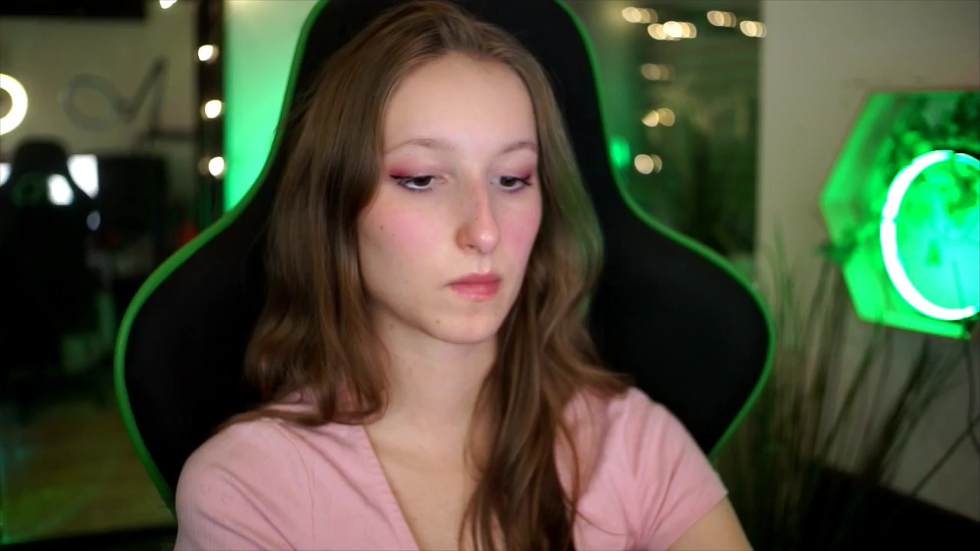 Gallery image thumbnail from Kira9's myfreecams stream on, 11/23/2025, 18:33 image 16 of 20