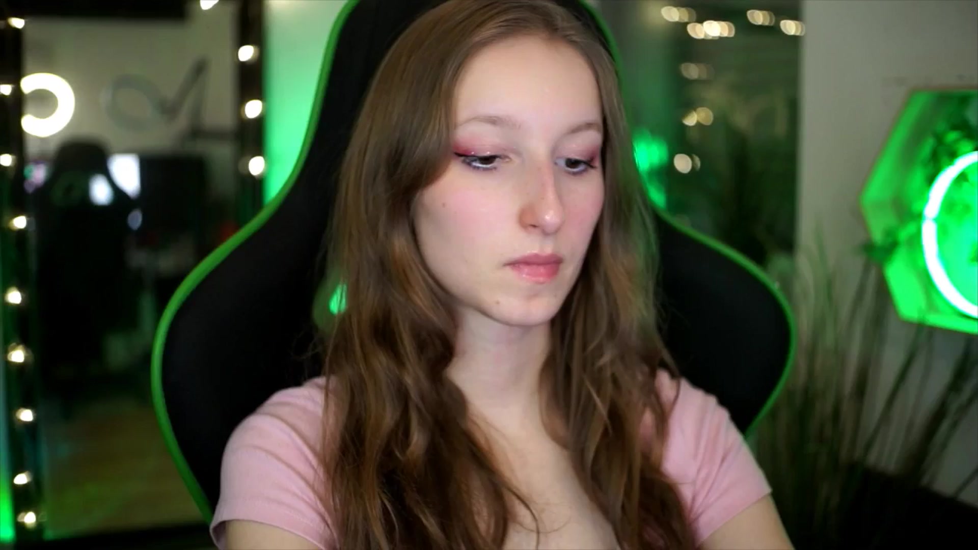 Gallery image thumbnail from Kira9's myfreecams stream on, 11/23/2025, 18:33 image 2 of 20