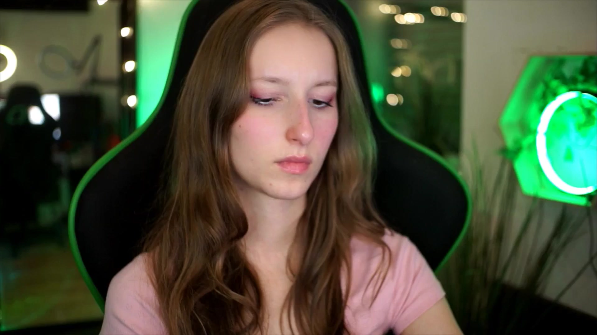 Gallery image thumbnail from Kira9's myfreecams stream on, 11/23/2025, 18:33 image 12 of 20