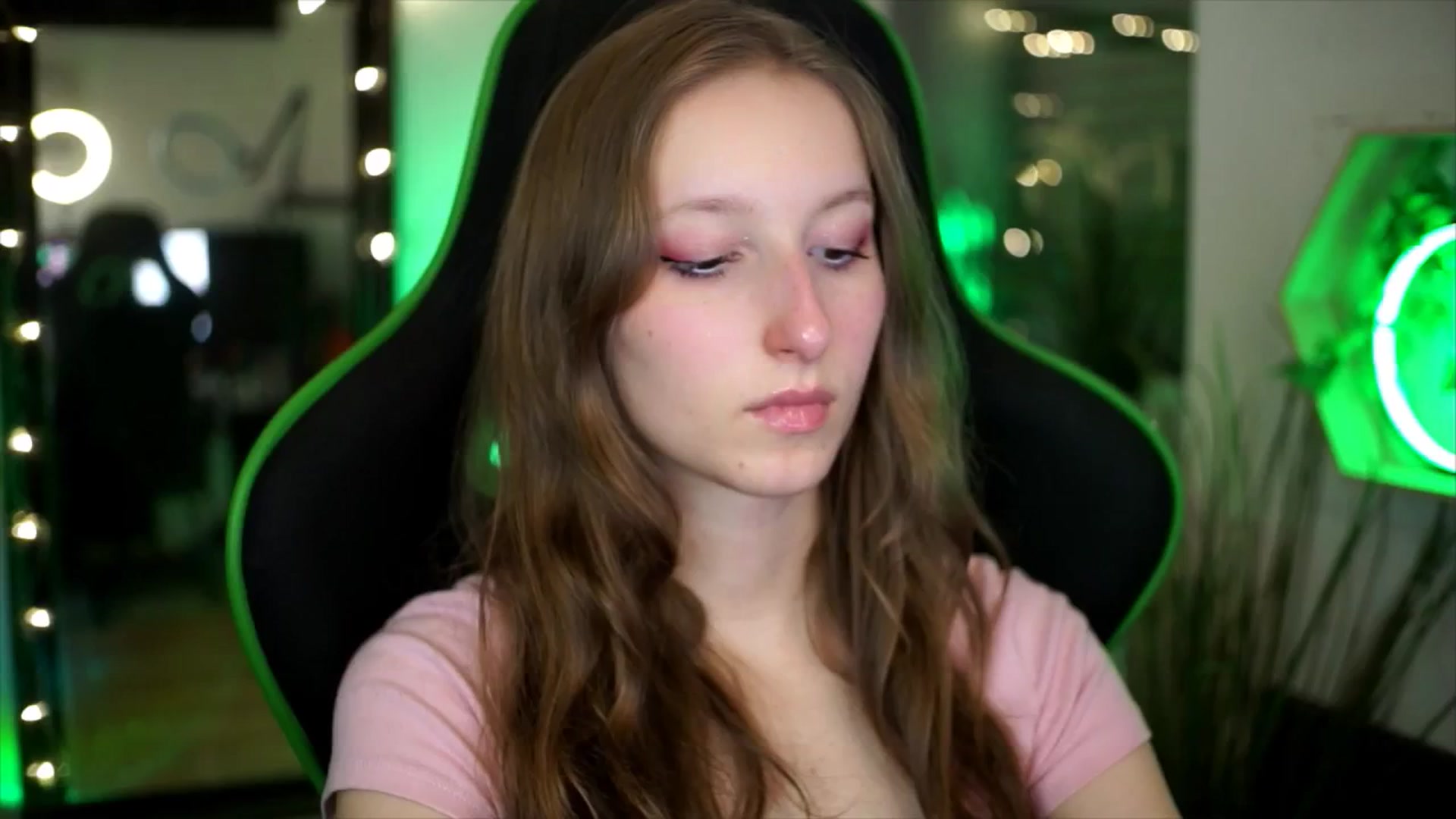Gallery image thumbnail from Kira9's myfreecams stream on, 11/23/2025, 18:33 image 3 of 20