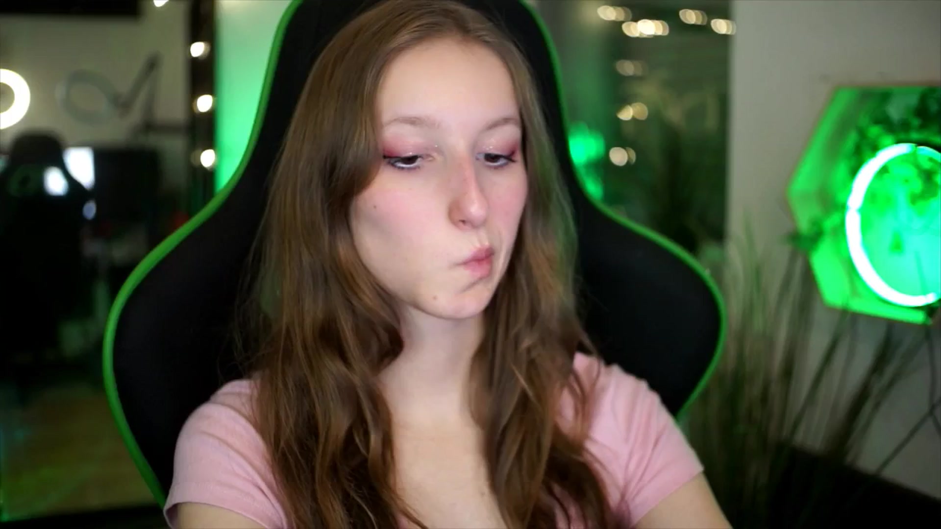 Gallery image thumbnail from Kira9's myfreecams stream on, 11/23/2025, 18:33 image 6 of 20