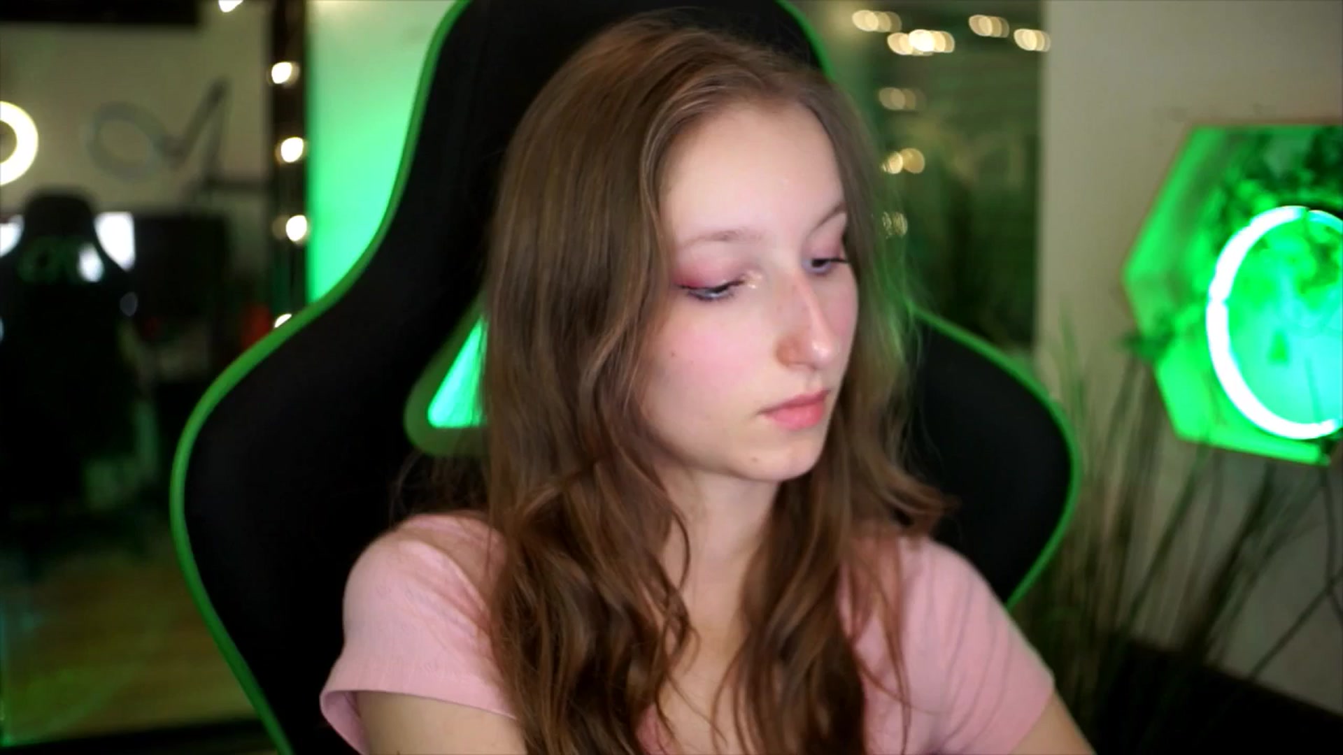 Gallery image thumbnail from Kira9's myfreecams stream on, 11/23/2025, 18:33 image 19 of 20