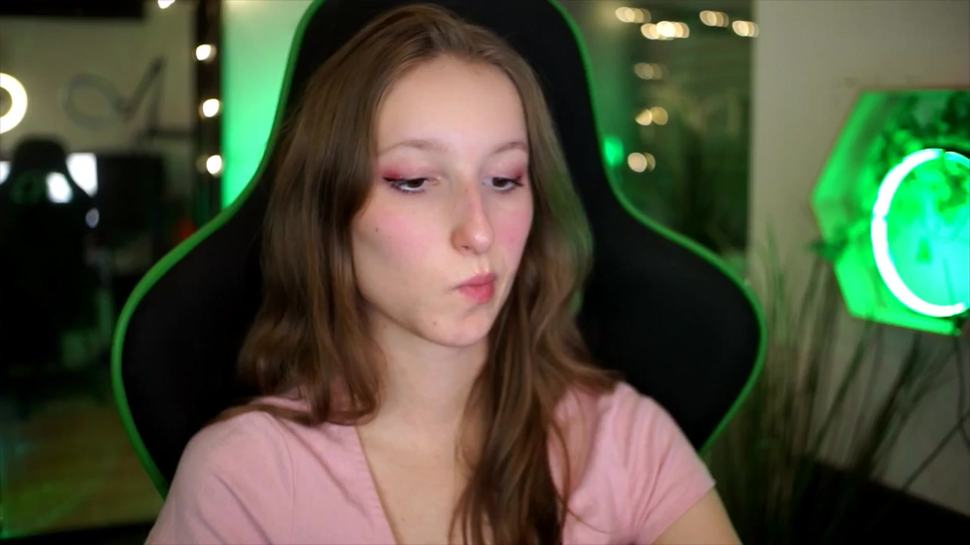 Gallery image thumbnail from Kira9's myfreecams stream on, 11/23/2025, 18:33 image 17 of 20