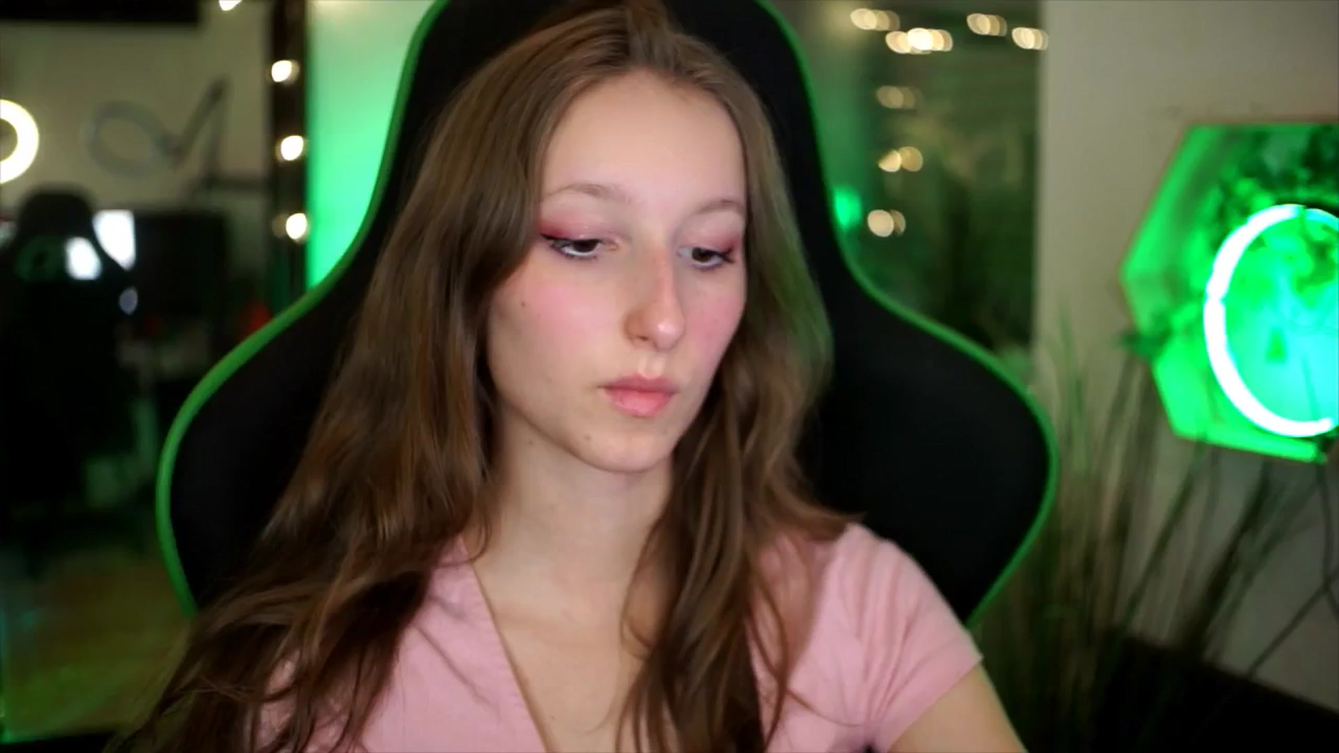 Gallery image thumbnail from Kira9's myfreecams stream on, 11/23/2025, 18:33 image 14 of 20