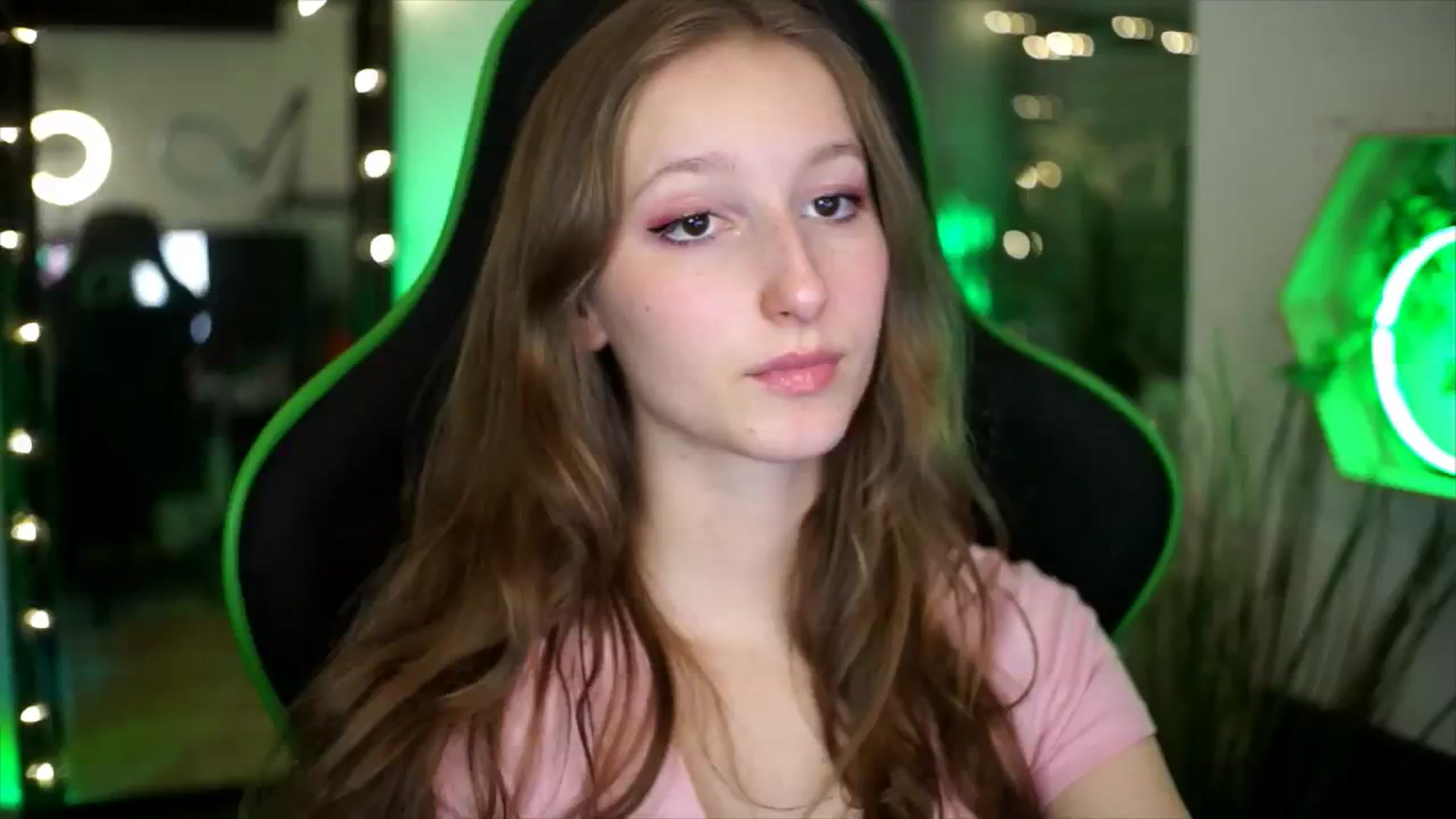 Gallery image thumbnail from Kira9's myfreecams stream on, 11/23/2025, 18:33 image 1 of 20