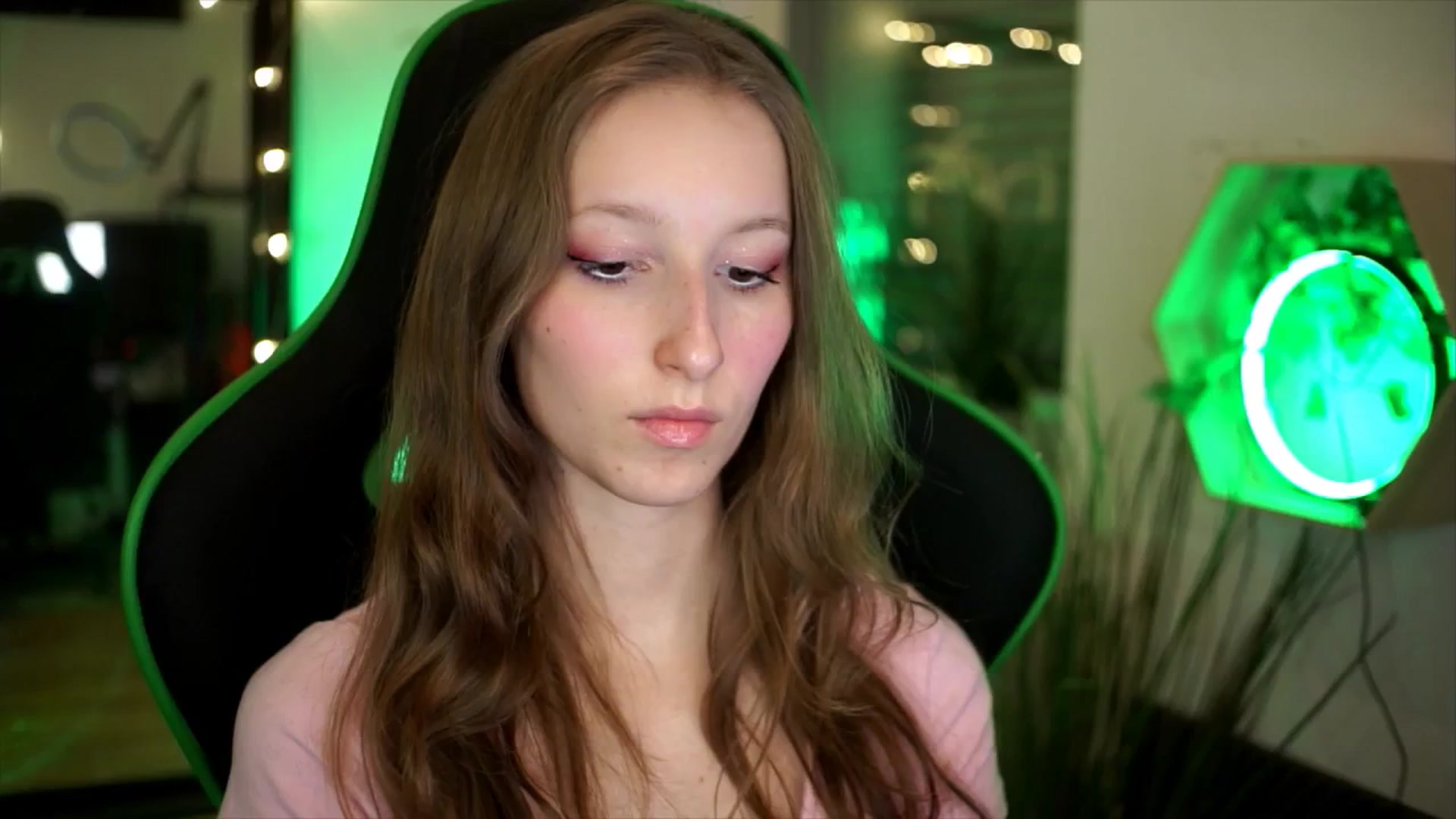 Gallery image thumbnail from Kira9's myfreecams stream on, 11/23/2025, 19:01 image 12 of 20