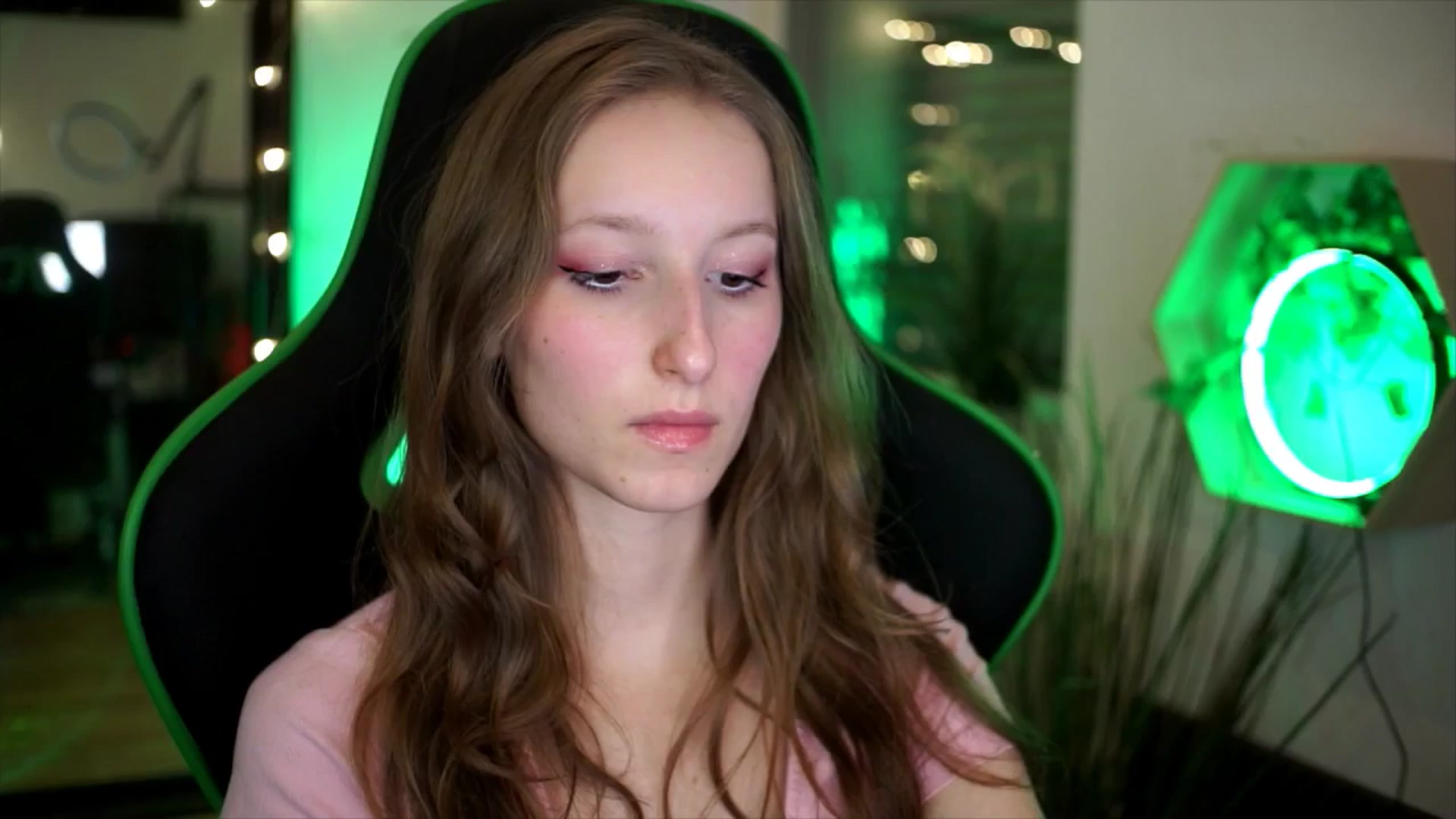 Gallery image thumbnail from Kira9's myfreecams stream on, 11/23/2025, 19:01 image 14 of 20