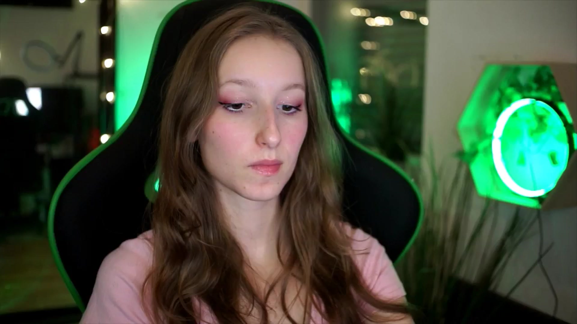 Gallery image thumbnail from Kira9's myfreecams stream on, 11/23/2025, 19:01 image 16 of 20