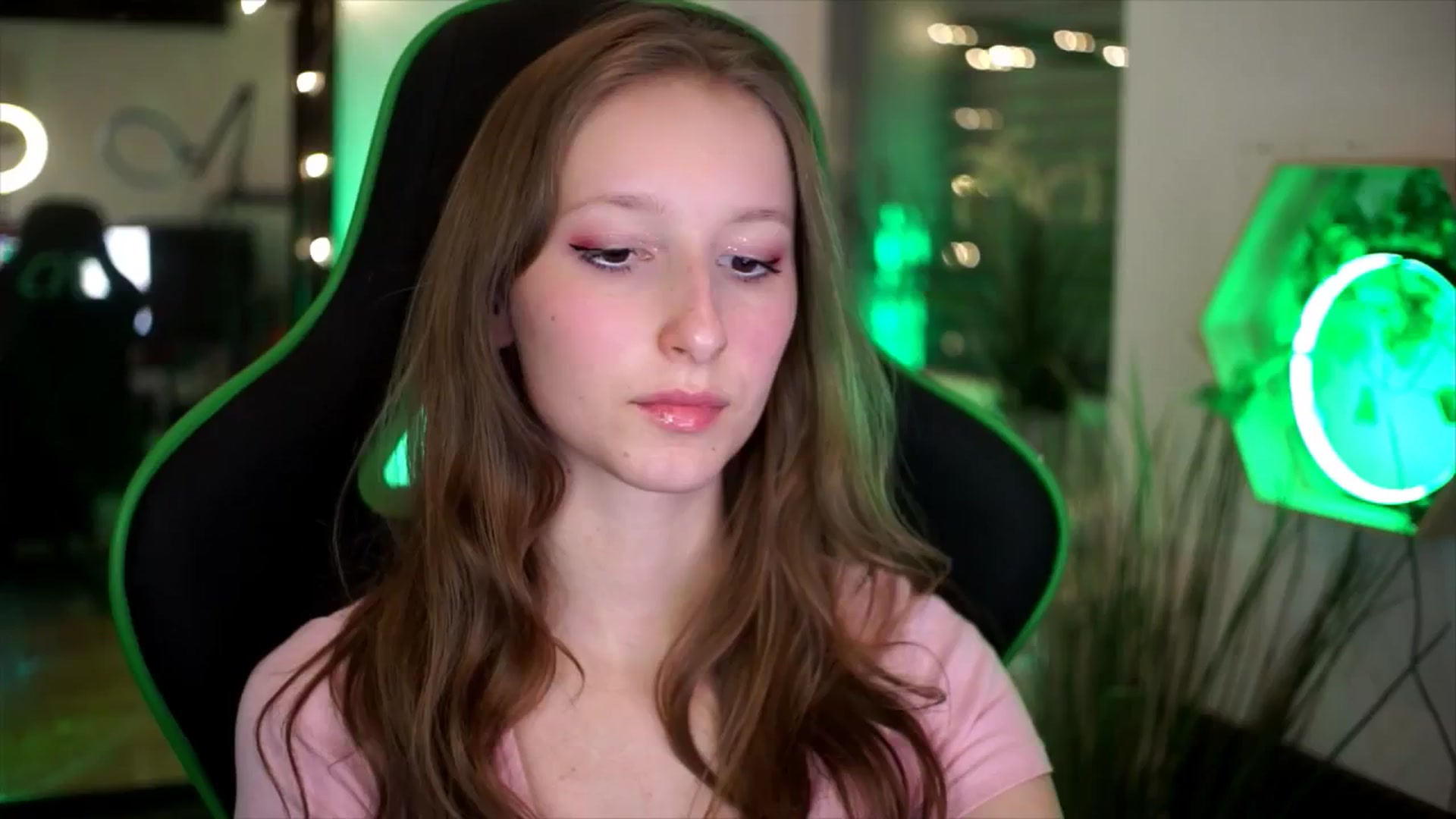 Gallery image thumbnail from Kira9's myfreecams stream on, 11/23/2025, 19:01 image 5 of 20