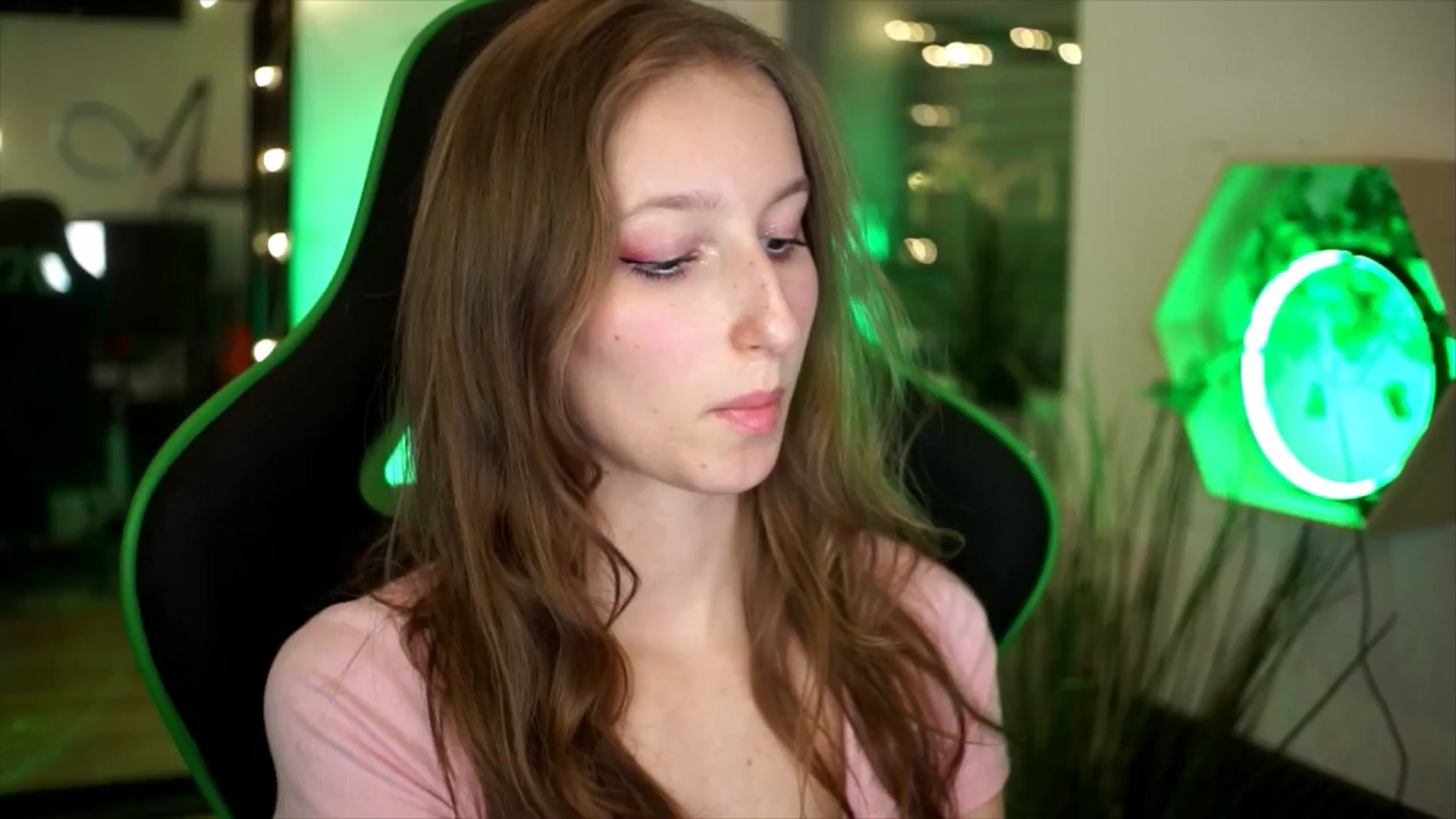 Gallery image thumbnail from Kira9's myfreecams stream on, 11/23/2025, 19:01 image 11 of 20