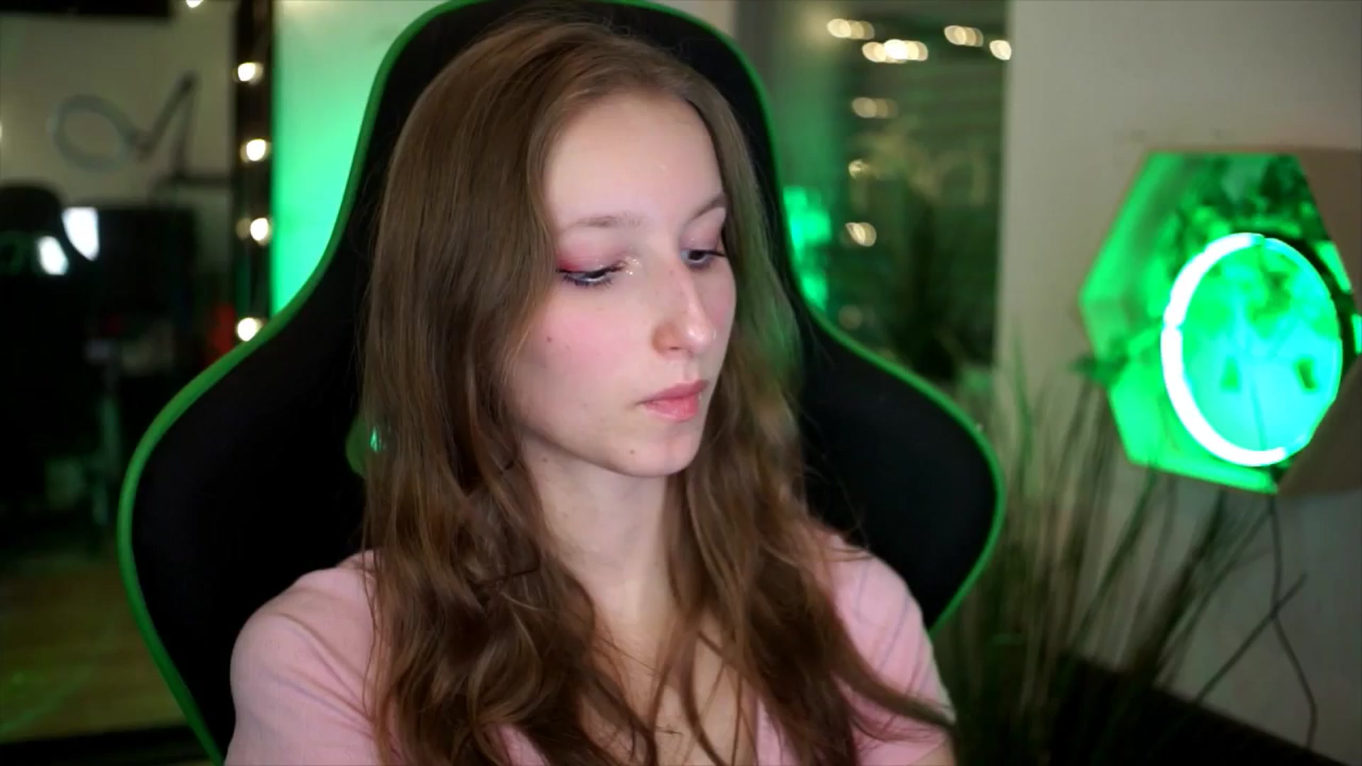 Gallery image thumbnail from Kira9's myfreecams stream on, 11/23/2025, 19:01 image 18 of 20