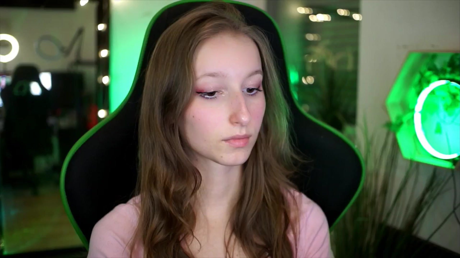 Gallery image thumbnail from Kira9's myfreecams stream on, 11/23/2025, 19:01 image 1 of 20