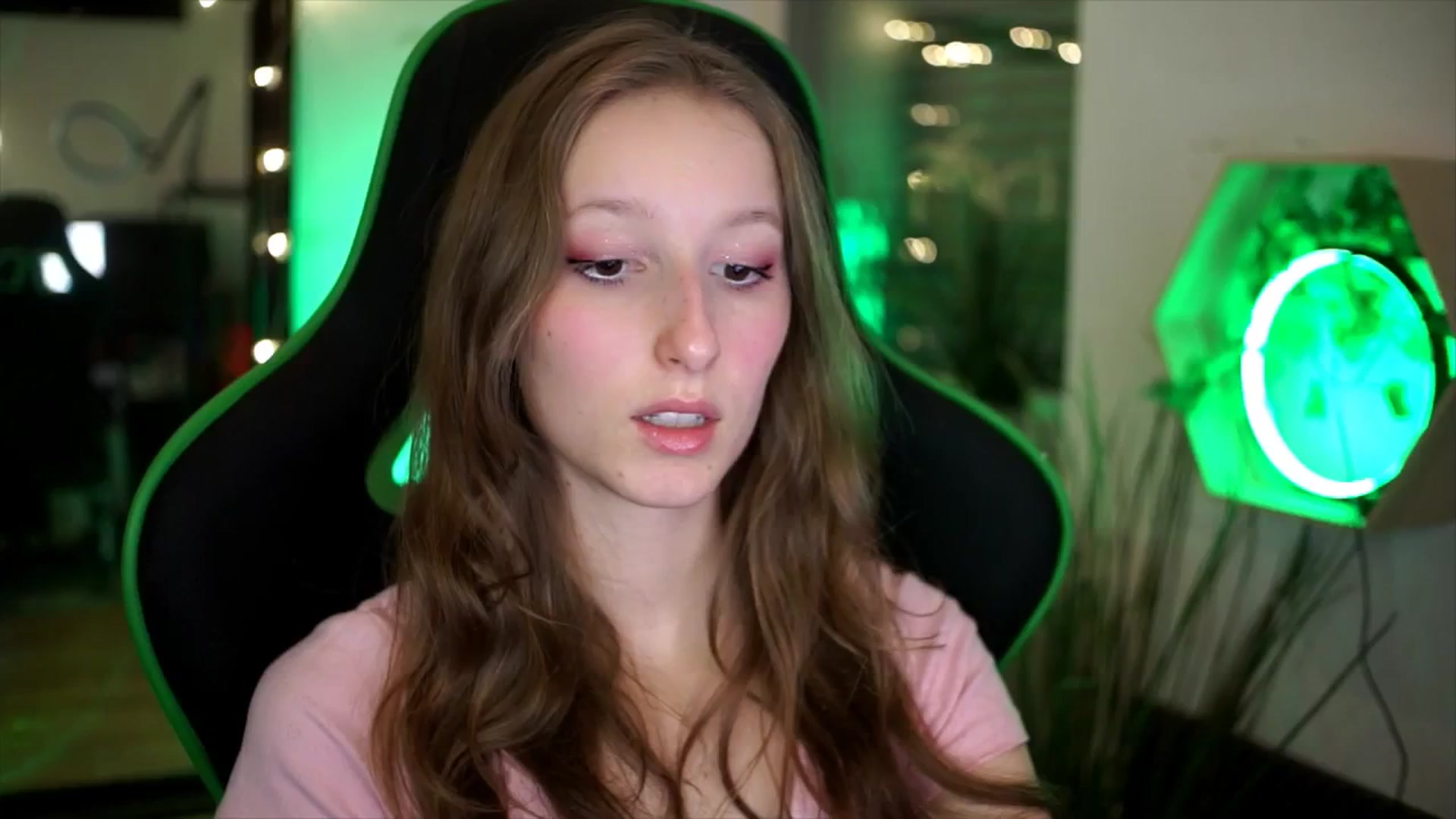 Gallery image thumbnail from Kira9's myfreecams stream on, 11/23/2025, 19:01 image 17 of 20