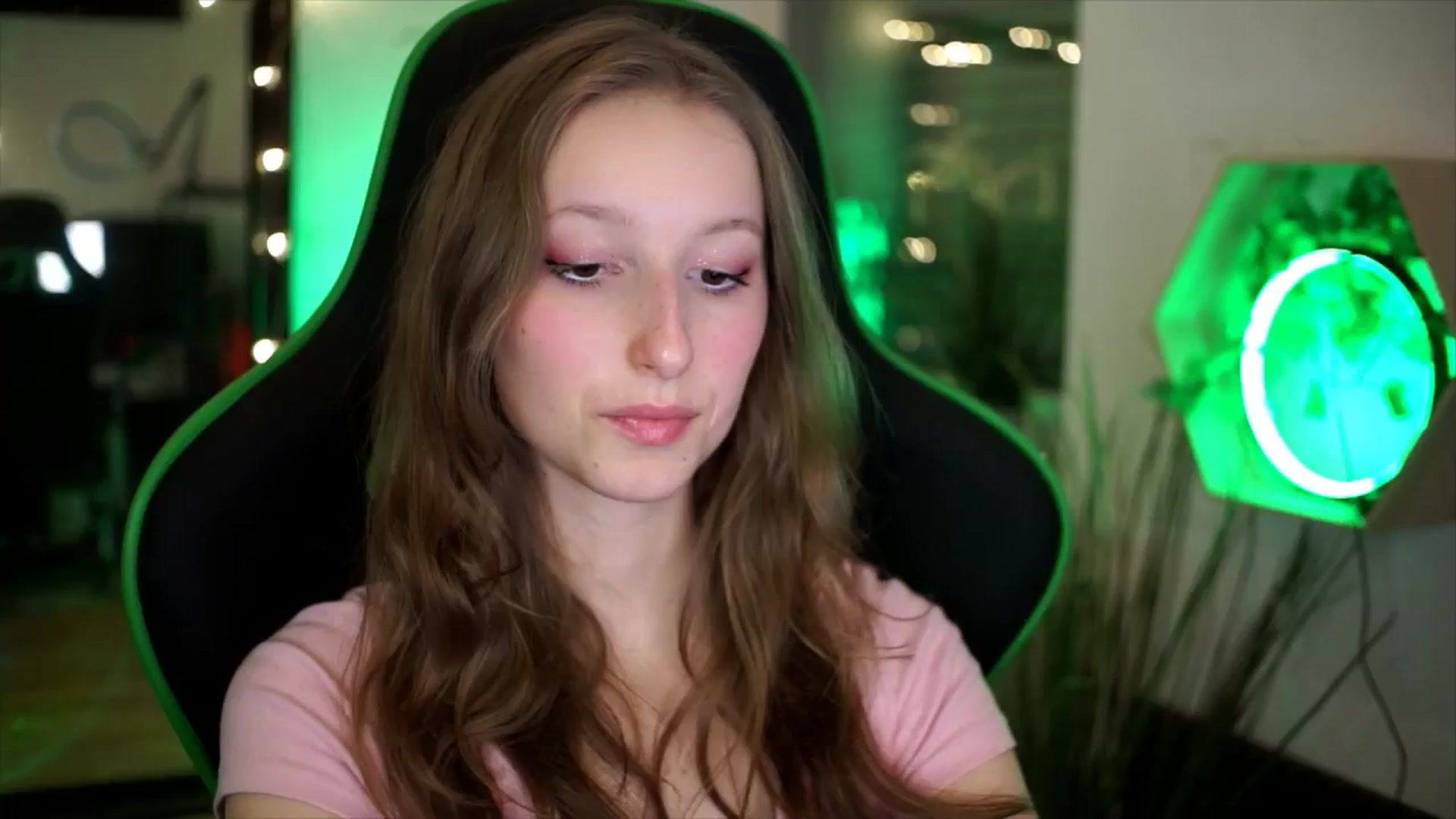 Gallery image thumbnail from Kira9's myfreecams stream on, 11/23/2025, 19:01 image 20 of 20
